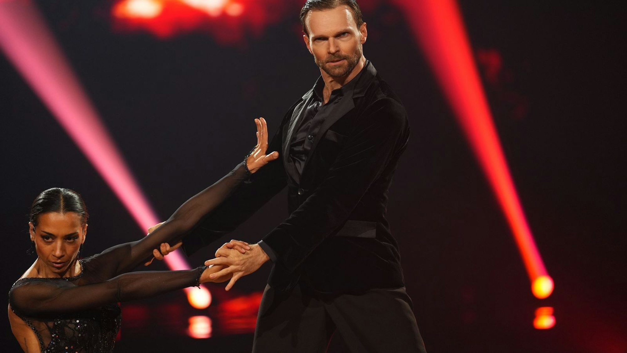 Sängerin Nadja Benaissa verheddert sich beim Tango mit Vadim Garbuzov in ihrem Kleid, aber sie tanzt einfach weiter. Garbuzov: „Du bist eine Königin!“ (Bild: RTL / Stefan Gregorowius)