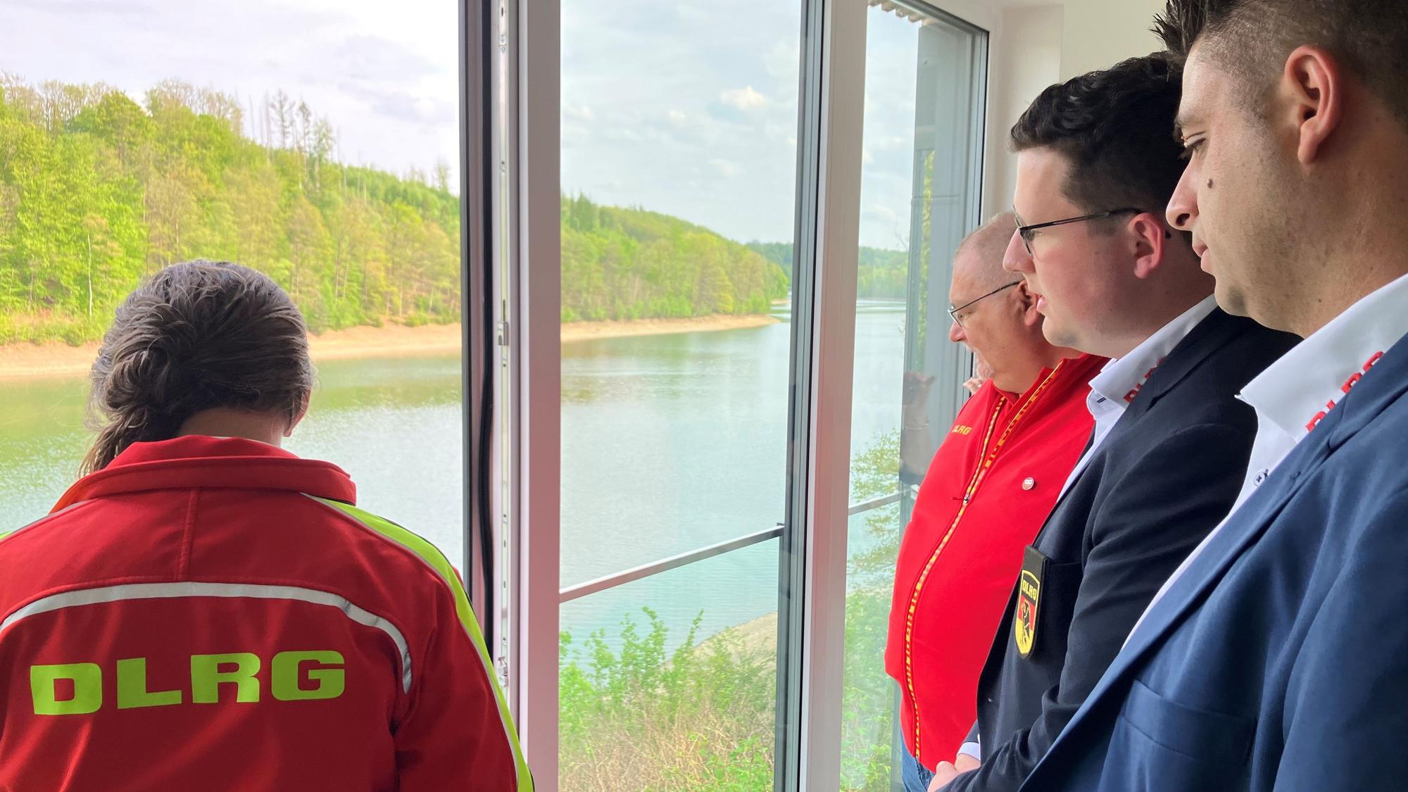Dank Panoramafenster bietet sich ein direkter und freier Blick aufs Wasser.