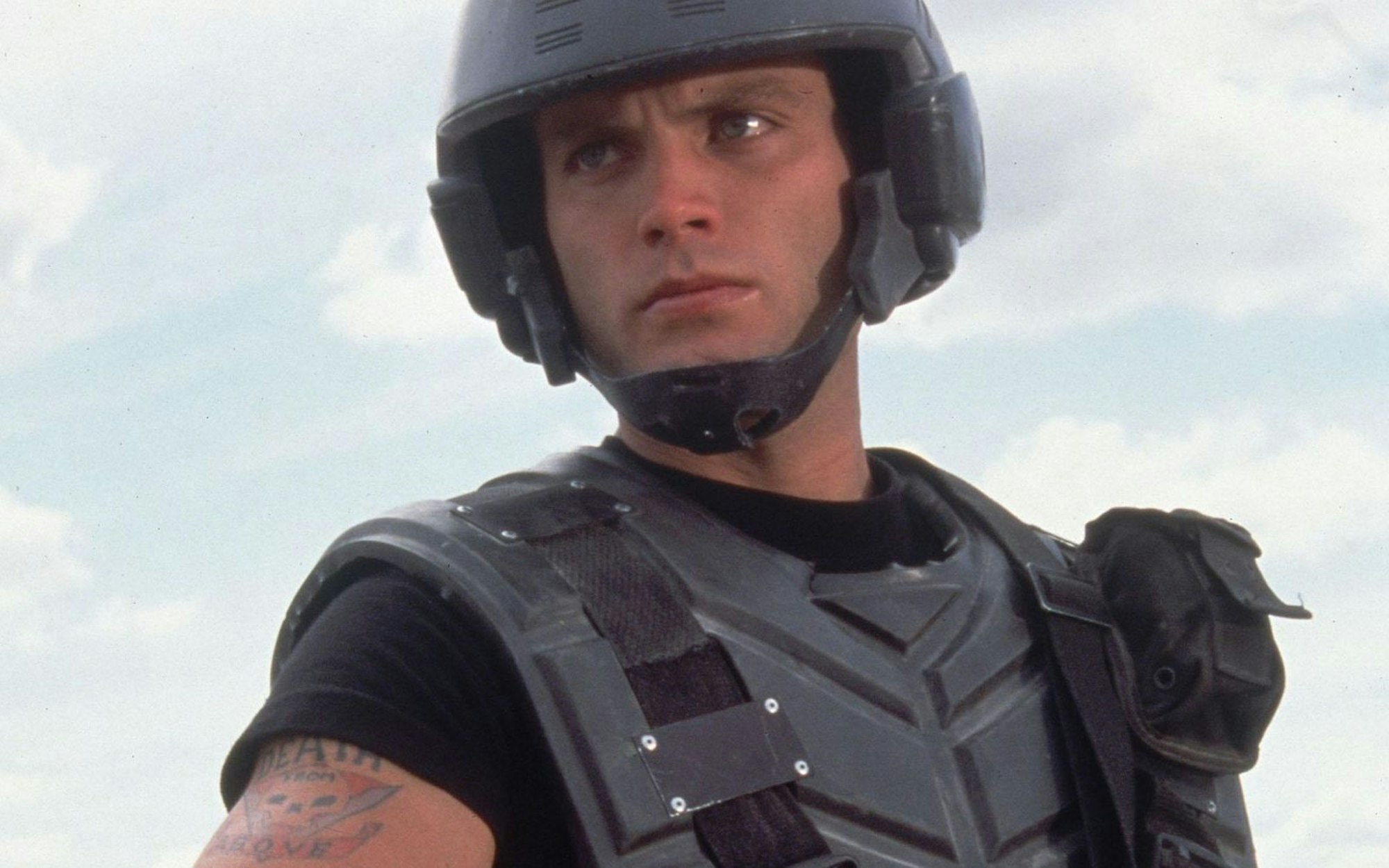 Johnny Rico (Casper Van Dien) will unbedingt zu den Space Marines und Bugs platt machen. (Bild: 1997 TriStar Pictures, Inc. and Touchstone Pictures. All Rights Reserved.)