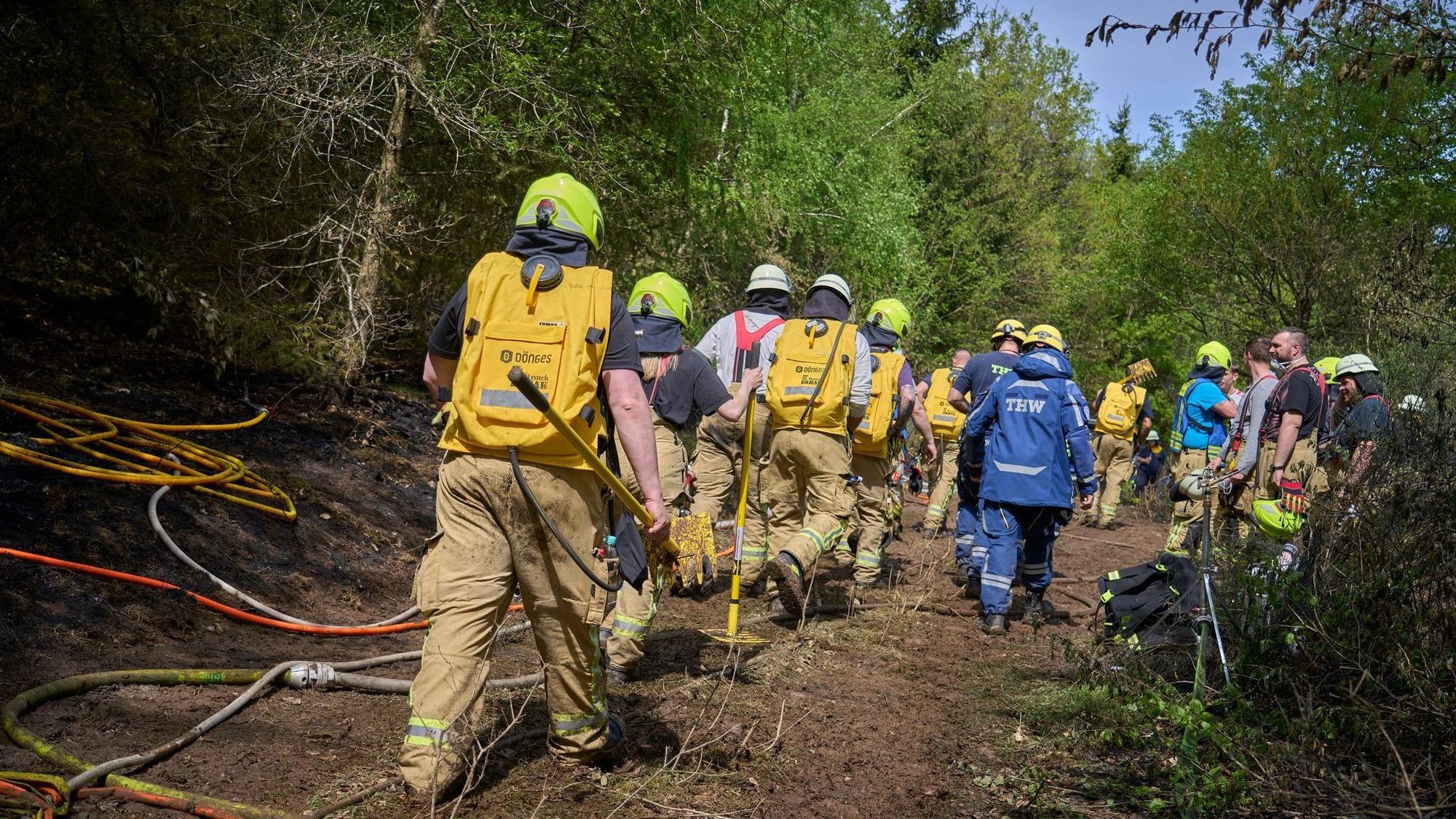 Hunderte Einsatzkräfte bekämpfen Waldbrand bei Friesenhagen