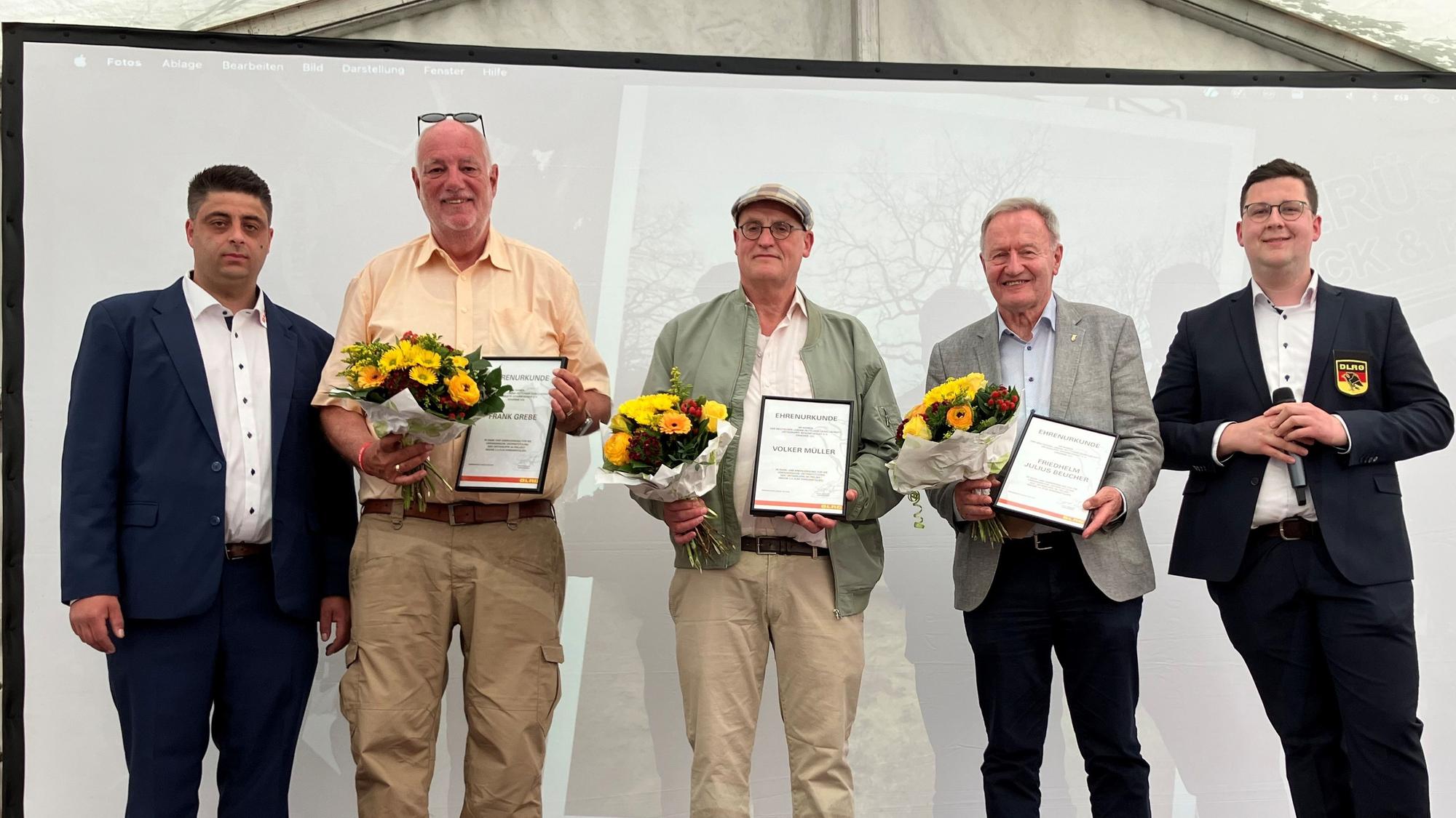 Frank Grebe, Volker Müller und Friedhelm Julius Beucher wurden zu Ehrenmitgliedern der DLRG Bergneustadt ernannt.