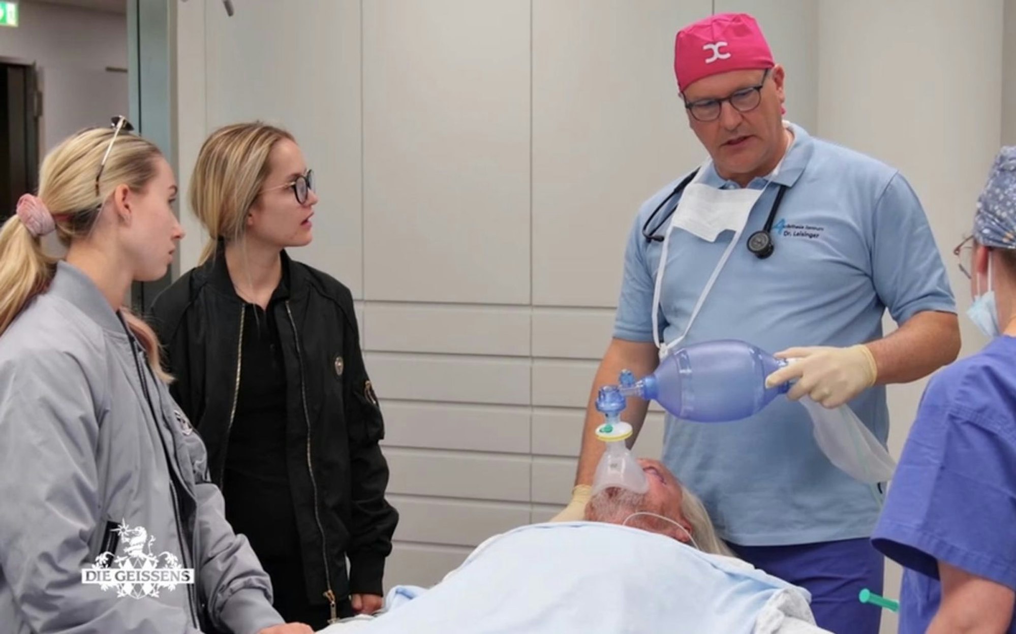 Shania und Davina Geiss begleiten ihren Vater bei der OP. (Bild: RTLZWEI)