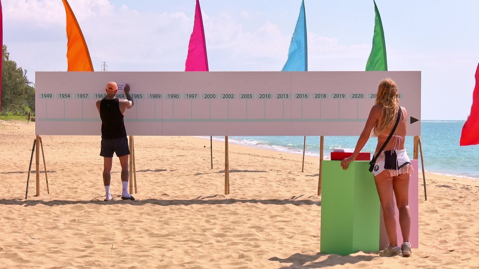 Was war wann? Das Safety-Spiel „Lange Geschichte“ erfordert Historik-Kenntnisse. (Bild: RTLZWEI)
