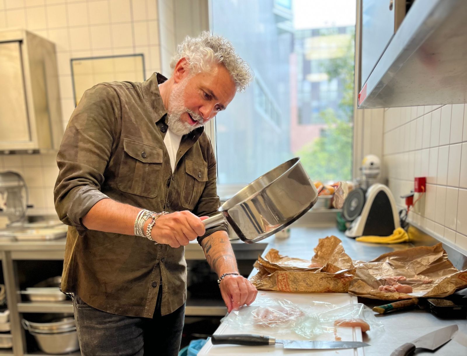 In der Küche der österreichischen Botschaft bereitet Roland Trettl ein Sandwich zu. (Bild: RTL / Endemol Shine / Teresa Orti von Havranek)