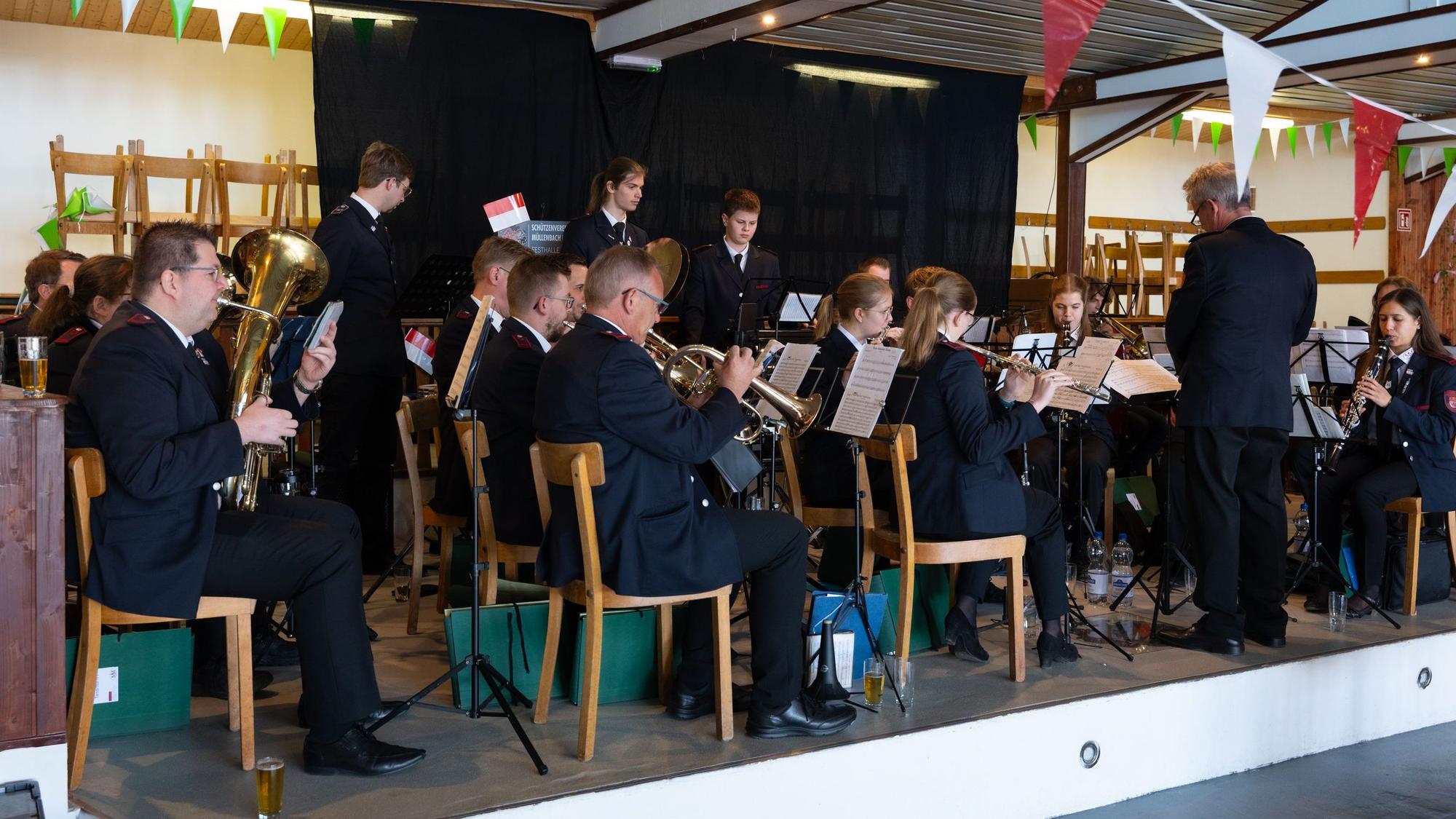 Der Musikzug der Freiwilligen Feuerwehr Marienheide auf der Bühne.