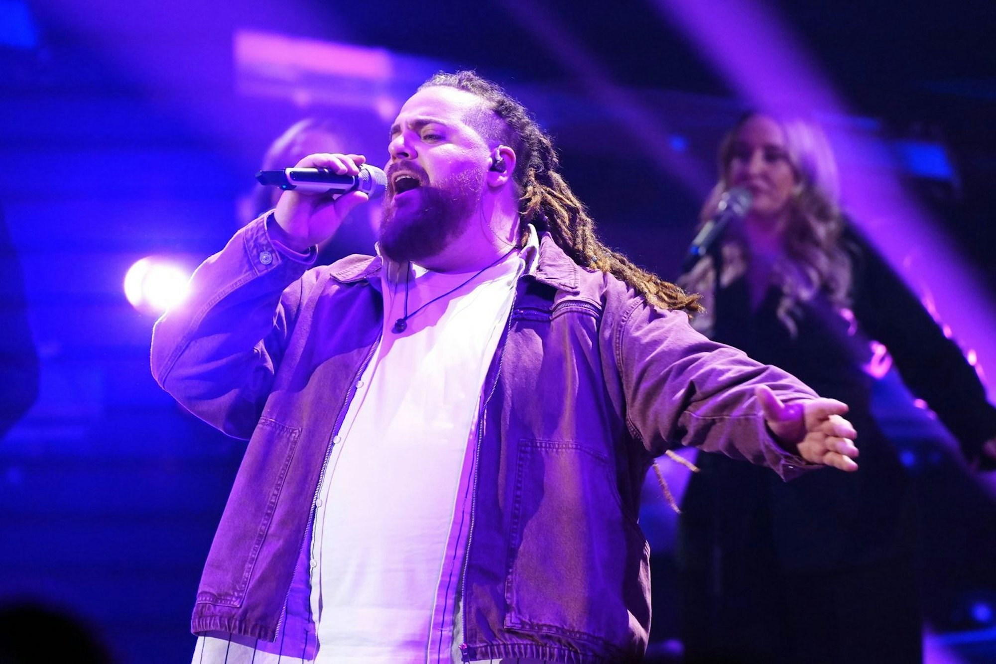 Lex Spielhaupter (35) muss mit „Pink Pony Club“ (Chappell Roan) aus seiner Komfortzone raus. Der „DSDS-Bär“ muss schwungvoll werden. (Bild: RTL/Stefan Gregorowius)