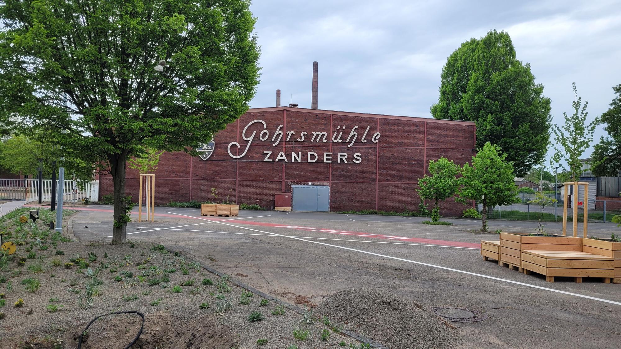 Das Foto zeigt die Industriehalle mit dem Schriftzug der Gohrsmühle.
