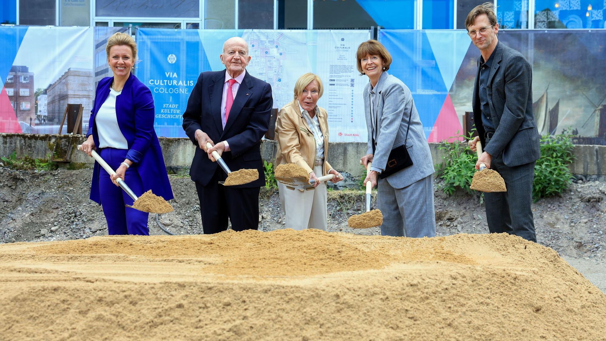 Der Spatenstich für den Erweiterungsbau des Wallraf-Richartz-Museums im Mai 2024: NRW-Kulturministerin Ina Brandes, Stifterratsvorsitzender Peter Jungen, Marisol Corboud, die damalige OB Henriette Reker und Architekt Christoph Gantenbein.