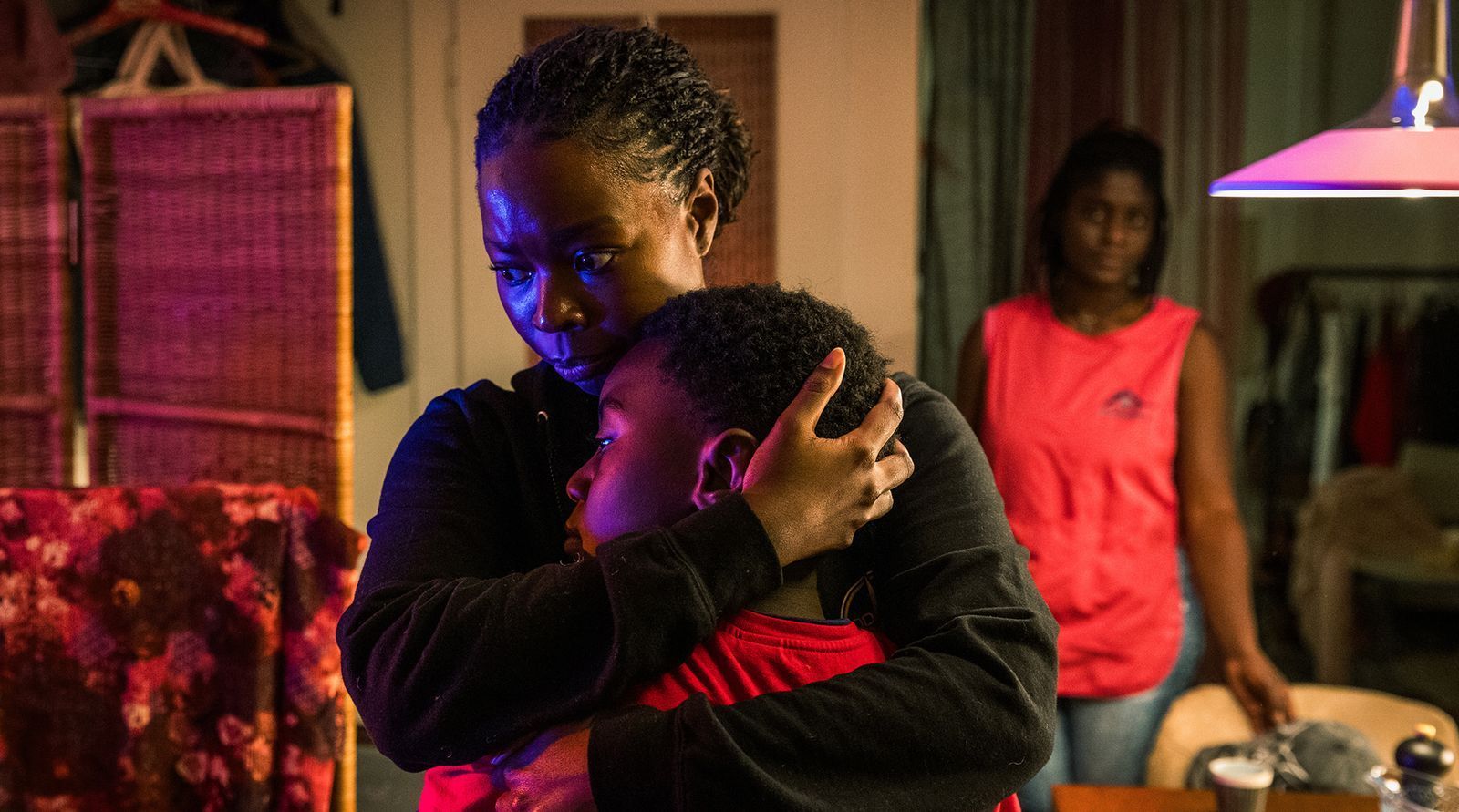 Moya Alemu (Nambitha Ben-Mazwi, links) und Yaro Alemu (André Nkot Olinga) lebten illegal bei ihrer Freundin Sanaa Mukambo (Nancy Mensah-Offei).  (Bild: SRF/Sava Hlavacek)