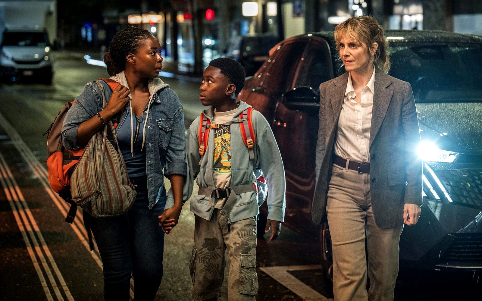 Mit der Geschichte um Moya Alemu (Nambitha Ben-Mazwi, links) und ihren Sohn Yaro Alemu (André Nkot Olinga) rückte der Zürich-“Tatort: Könige der Nacht“ mit Kommissarin Isabelle Grandjean (Anna Pieri Zuercher) auch das Schicksal von illegal in der Schweiz lebenden Migranten in den Fokus.  (Bild: SRF/Pascal Mora)