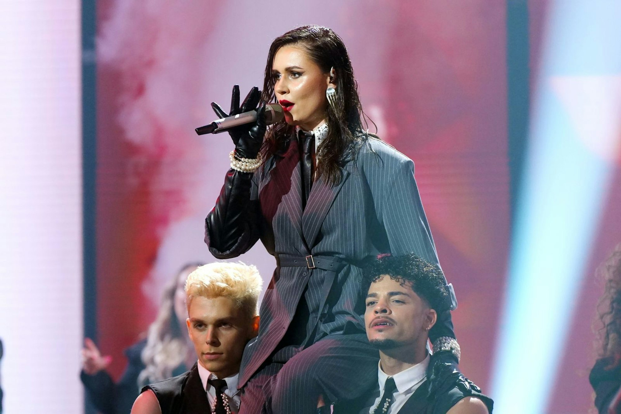 Constance Dizendorf (19), nach Kadischas Aus die „Last Woman Standing“ von DSDS, eröffnet mit „Where Is My Husband“ die Solo-Performances. (Bild: RTL/Stefan Gregorowius)