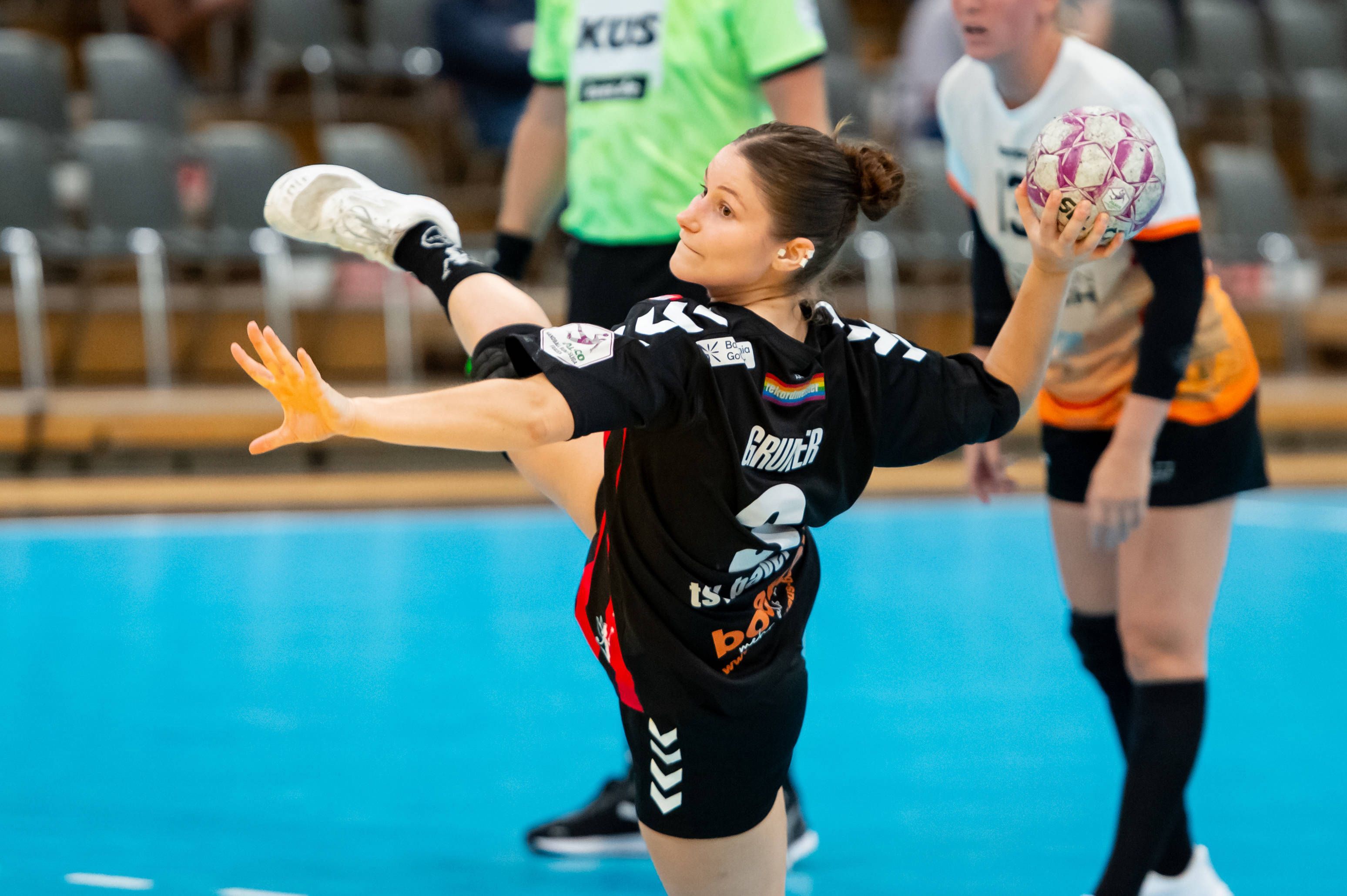 Wurf von Dana Gruner Bayer Leverkusen,No.03 DEU, Leverkusen 31.08.2025 Handball, 2. Bundesliga Frauen 2025/2026, 1. Spieltag, Bayer 04 Leverkusen - VfL Waiblingen *** Throw by Dana Gruner Bayer Leverkusen,No 03 DEU, Leverkusen 31 08 2025 Handball, 2 Bundesliga Women 2025 2026, 1 Matchday, Bayer 04 Leverkusen VfL Waiblingen