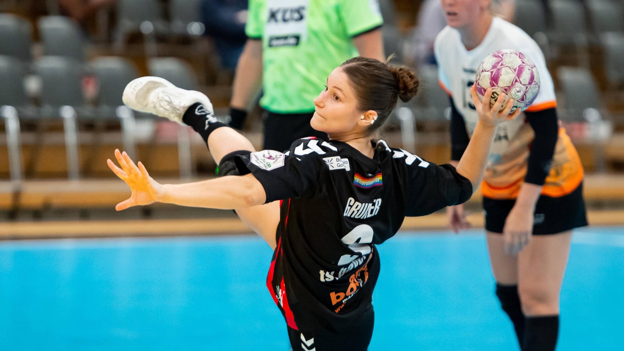 Wurf von Dana Gruner Bayer Leverkusen,No.03 DEU, Leverkusen 31.08.2025 Handball, 2. Bundesliga Frauen 2025/2026, 1. Spieltag, Bayer 04 Leverkusen - VfL Waiblingen *** Throw by Dana Gruner Bayer Leverkusen,No 03 DEU, Leverkusen 31 08 2025 Handball, 2 Bundesliga Women 2025 2026, 1 Matchday, Bayer 04 Leverkusen VfL Waiblingen