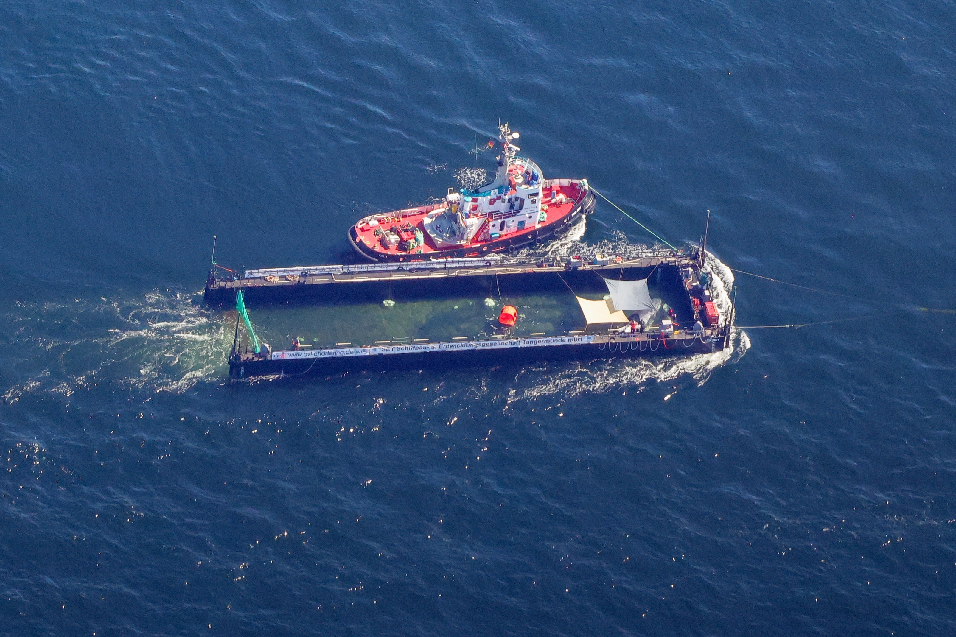 Der Buckelwal wird in seiner Barge vom Schlepper Fortuna B entlang der dänischen Küste in Höhe unterhalb von Skagen, im sogenannten Skagerrak, durch die Ostsee gezogen (Luftaufnahme aus einem Flugzeug).