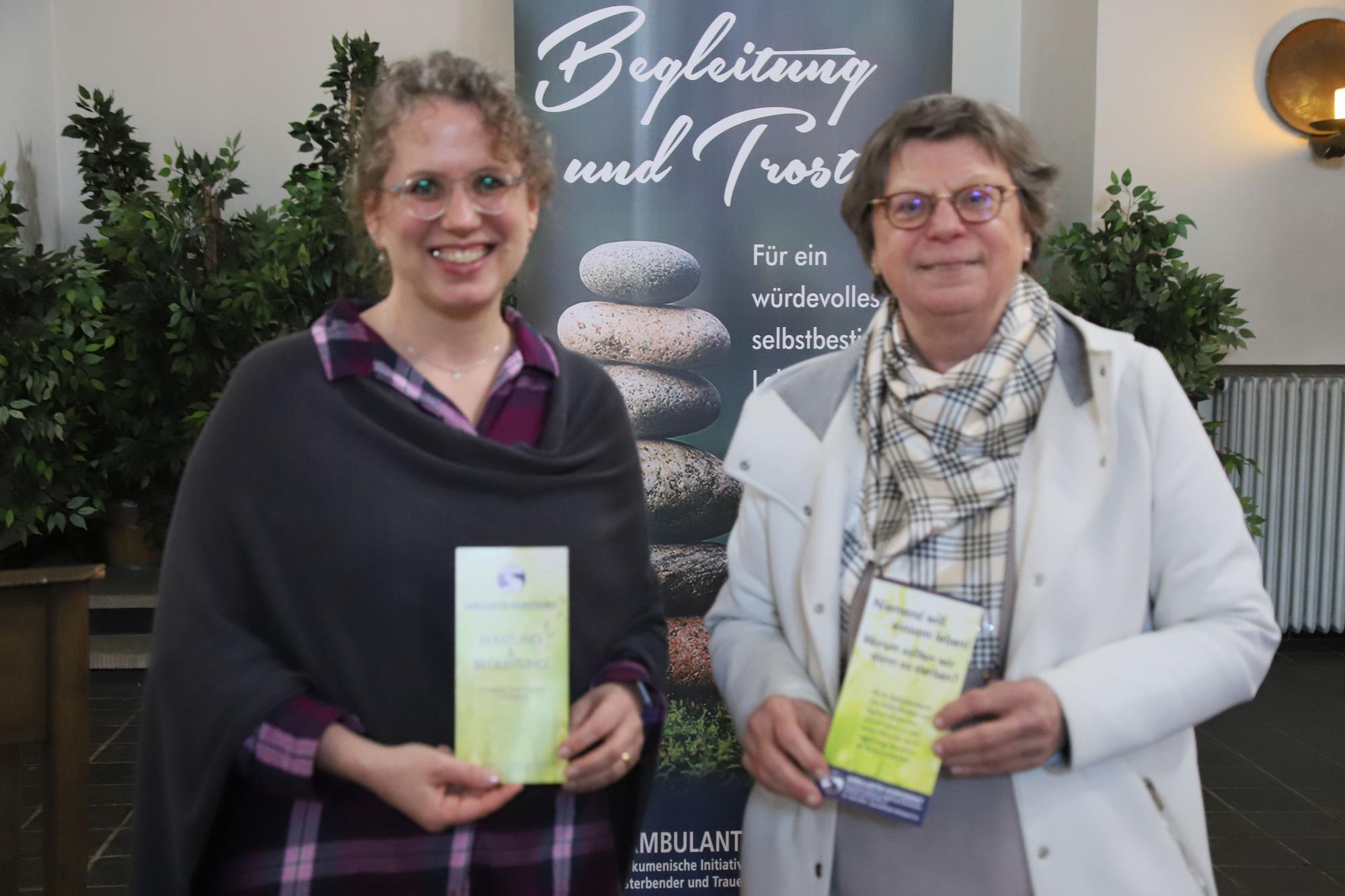 Im Cafe T.O.D. ging es ums Sterben: Auf Einladung von Uschi Stenz sprach Dr. Nina Effer, Koordinatorin des Ambulanten Hospizdienstes, über den letzten Weg.