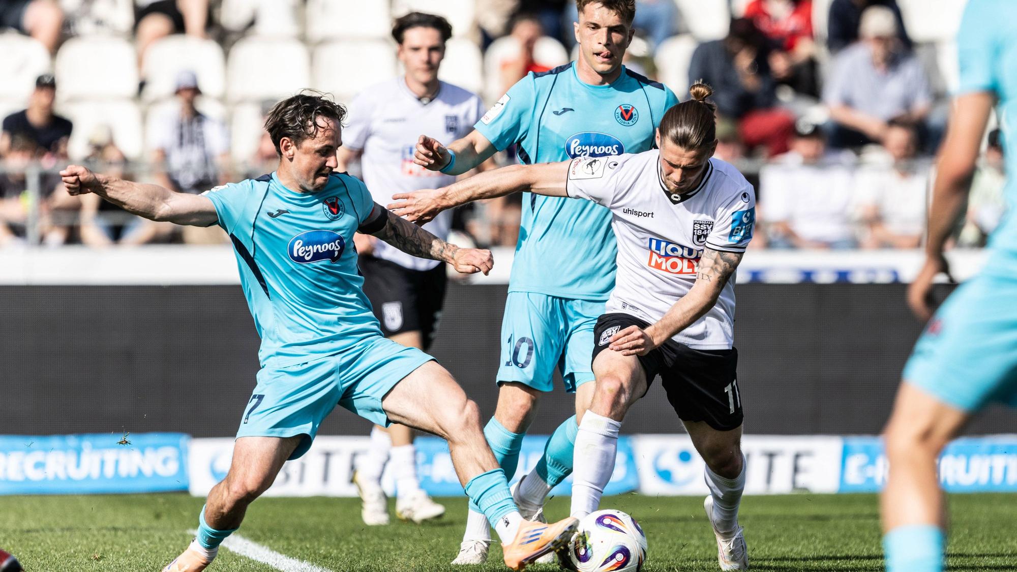 Fussball, Saison 2025/2026, 3. Liga, Donaustadion Ulm, 36. Spieltag, SSV Ulm 1846 Fußball - FC Viktoria Köln, 02.05.2026 02.05.2026, Fussball, Saison 2025/2026, 3. Liga, Donaustadion Ulm, 36. Spieltag, SSV Ulm 1846 Fußball - FC Viktoria Köln, v.l. 7 Simon Handle Viktoria Köln, 11 Dennis Chessa SSV Ulm 1846 Fußball Ulm Donaustadion Baden-Württemberg Deutschland *** Football, Season 2025 2026, 3 Liga, Donaustadion Ulm, 36 Matchday, SSV Ulm 1846 Football FC Viktoria Köln, 02 05 2026 02 05 2026, Football, Season 2025 2026, 3 Liga, Donaustadion Ulm, 36 Matchday, SSV Ulm 1846 Football FC Viktoria Köln, v l 7 Simon Handle Viktoria Köln , 11 Dennis Chessa SSV Ulm 1846 Football Ulm Donaustadion Baden Württemberg Germany