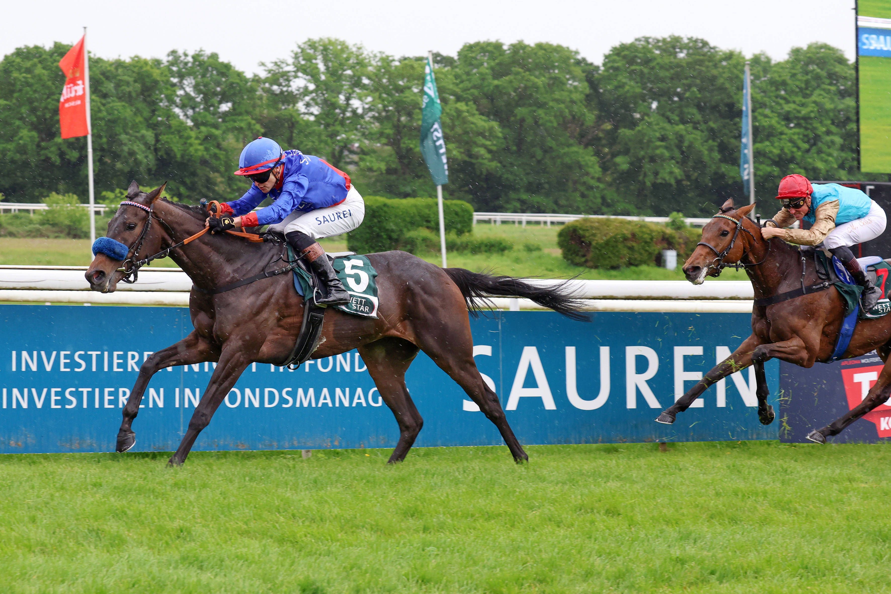 03.05.2026, Koeln, Nordrhein-Westfalen, GER - Santa Catarina mit Thore Hammer-Hansen gewinnt das Schwarzgold-Rennen. Galopprennbahn Koeln-Weidenpesch. Pferd, Jockey, Santa Catarina, Hammer-Hansen, Sieg, Ziel, Zielankunft 260503S980KOELN.JPG *** 03 05 2026, Koeln, Nordrhein Westfalen, GER Santa Catarina with Thore Hammer Hansen wins the Schwarzgold race Galopprennbahn Koeln Weidenpesch horse, jockey, Santa Catarina, Hammer Hansen, victory, finish, finish 260503S980KOELN JPG