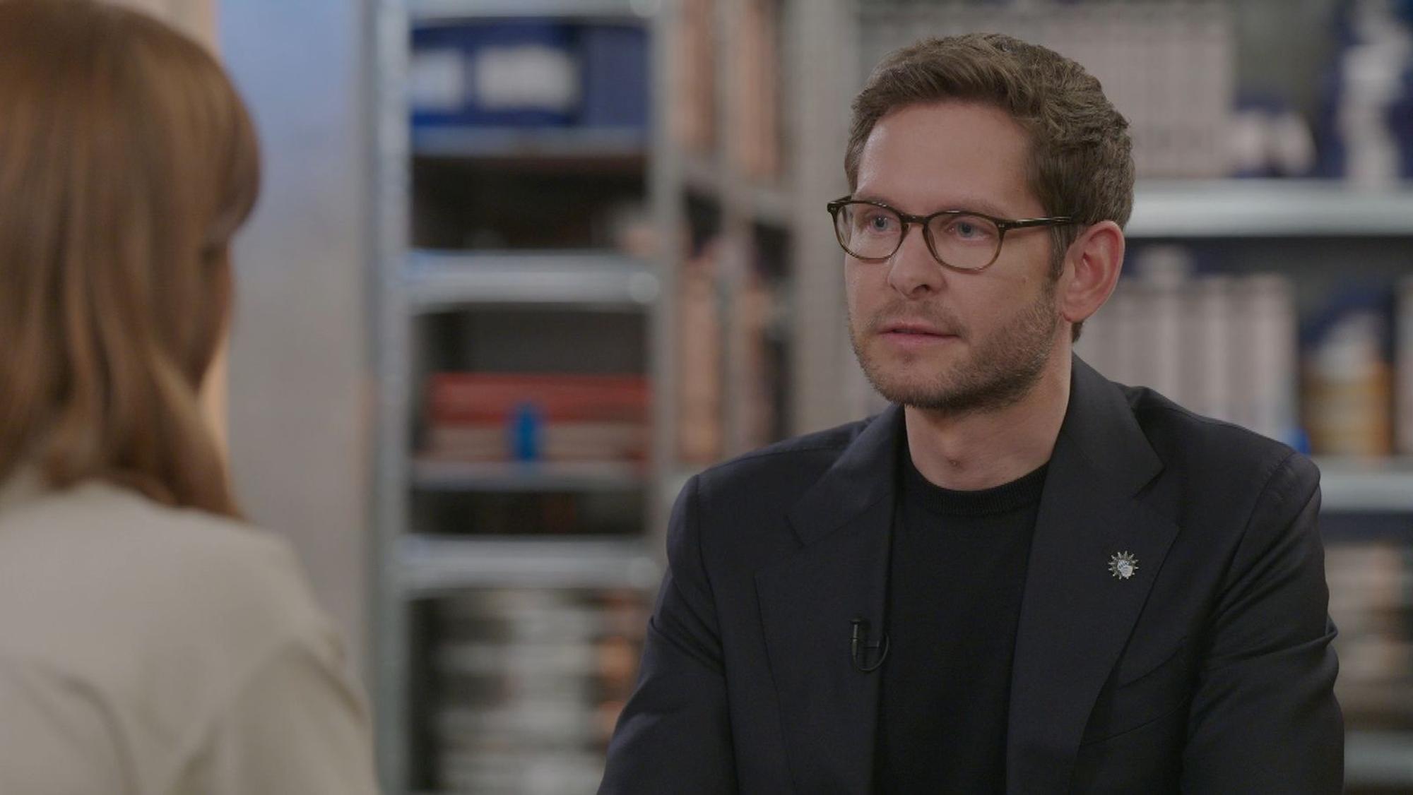 In „XY Spuren des Verbrechens“ will Fabian Puchelt mit „Tatort“-Klischees aufräumen. (Bild: Stills aus dem Film / ZDF)