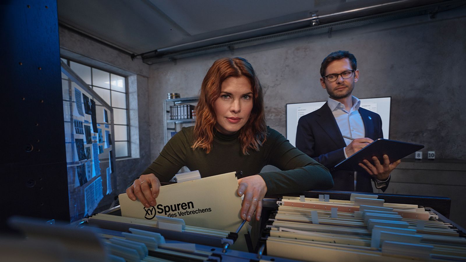 Im Ableger von „Aktenzeichen XY ... ungelöst“ steht Fabian Puchelt Moderatorin Helene Reiner als Polizei-Experte zur Seite. (Bild: Tobias Schult/ZDF)