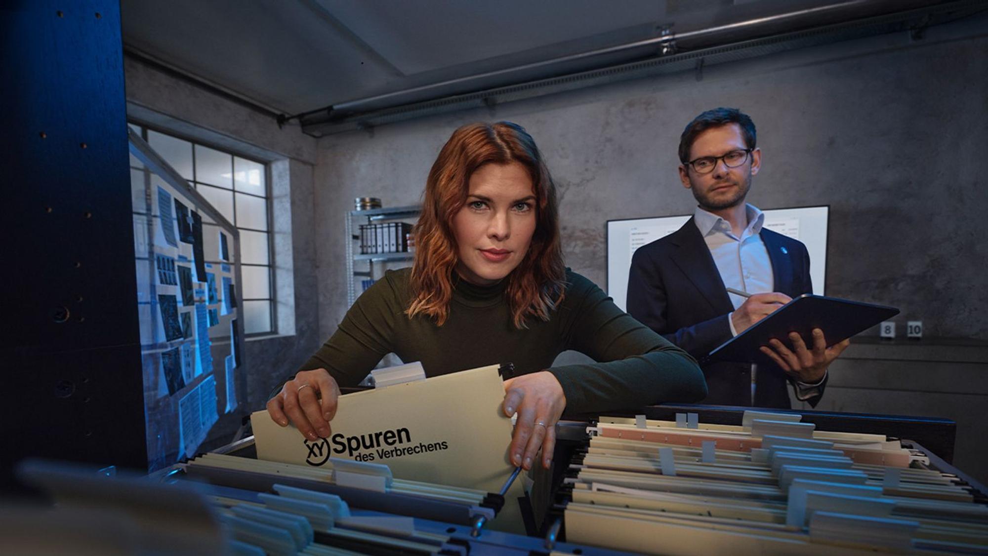 Im Ableger von „Aktenzeichen XY ... ungelöst“ steht Fabian Puchelt Moderatorin Helene Reiner als Polizei-Experte zur Seite. (Bild: Tobias Schult/ZDF)