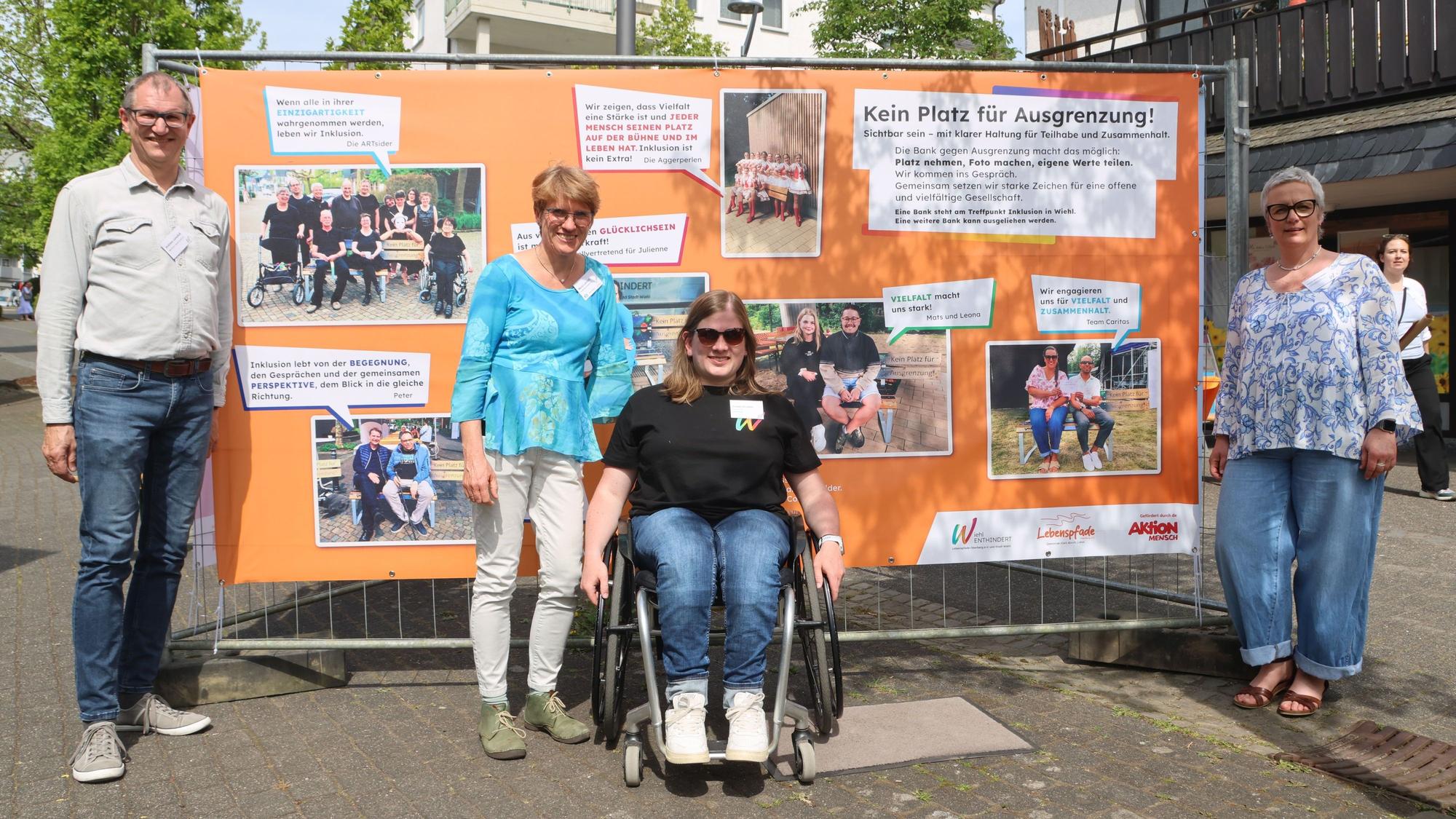 Protesttag Gleichstellung, Wiehl, Andreas (v.l.) und Maria Lamsfuß, Pauline Schramm und Astrid Wollenweber