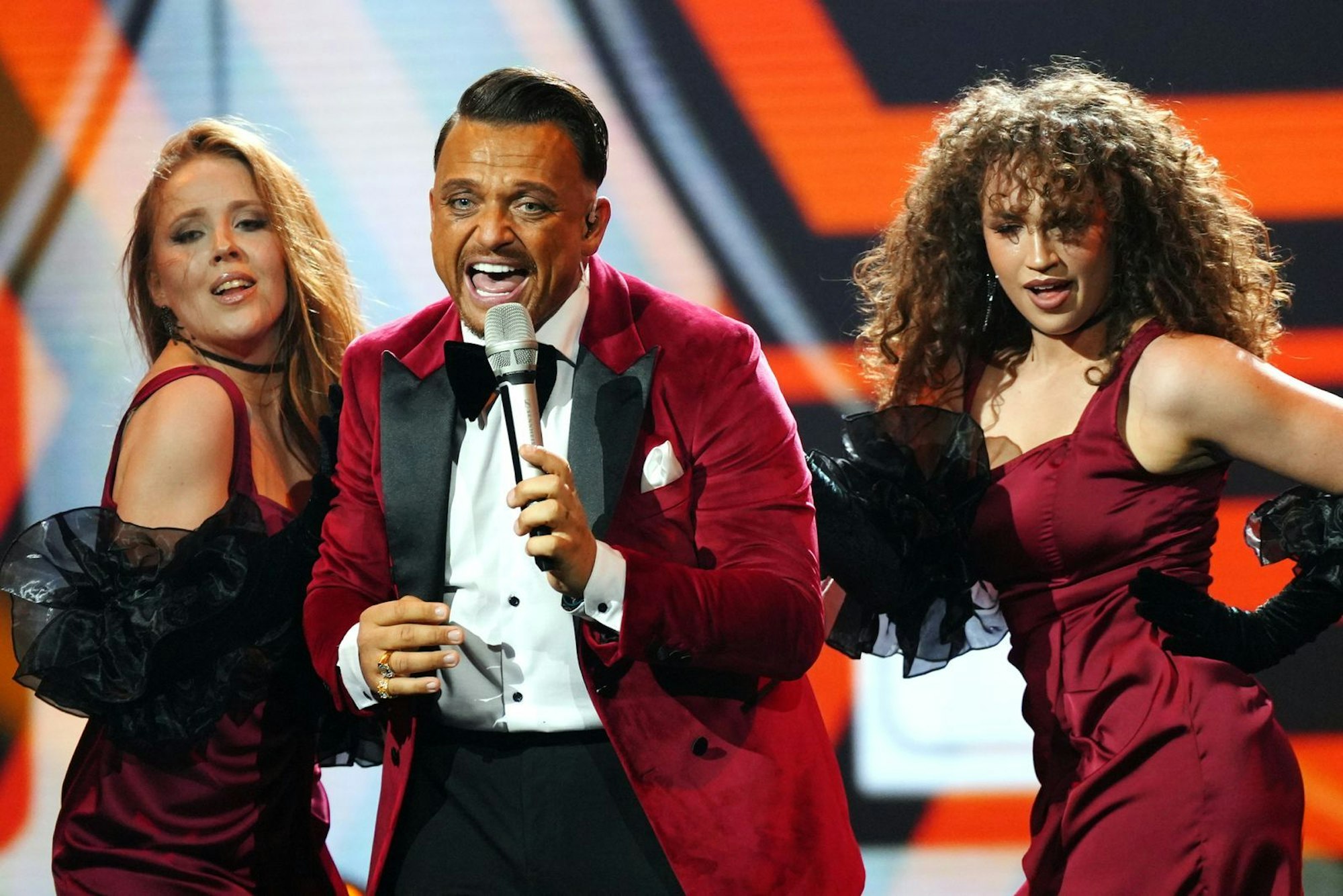 Menowin Fröhlich (38) begeistert mit „Cry To Me“ (Solomon Burke). Dieter Bohlen feiert ihn mit Standing Ovation und doppelter Bohlen-Faust! „Du könntest auch in Las Vegas auftreten. Das ist 'Magical Mystery Menowin'!“ (Bild: RTL/Stefan Gregorowius)