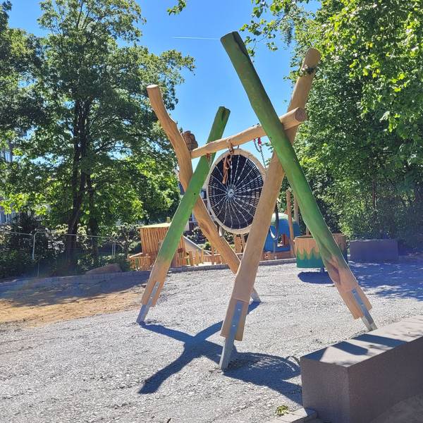 Das Foto zeigt ein neues Spielgerät für den Deutschen Platz in Bensberg