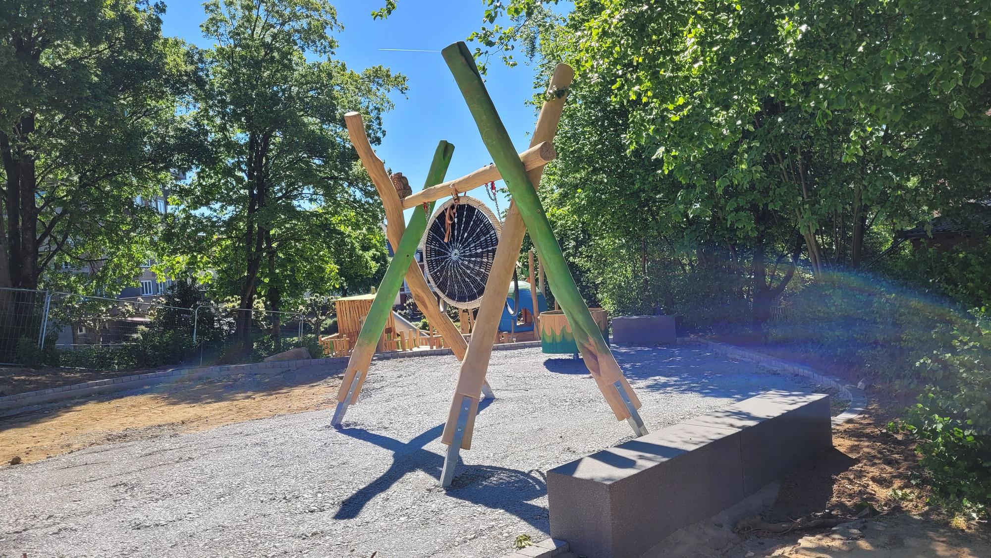Das Foto zeigt ein neues Spielgerät für den Deutschen Platz in Bensberg