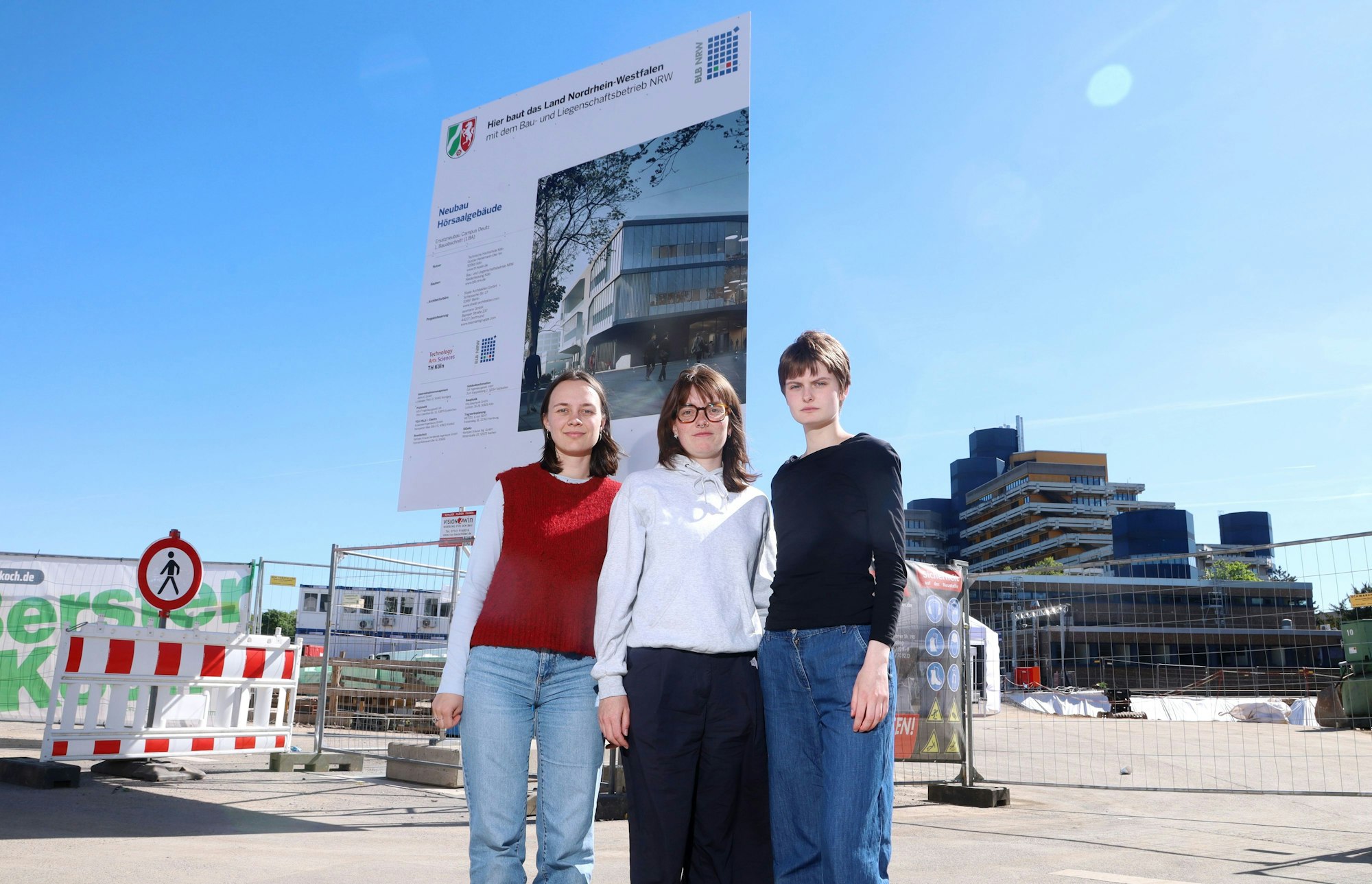 30.04.2026, Köln: Lea, Marie und Marie (von links) studieren in der TH Köln in Deutz. Sie sind gegen den Bau. Foto: Arton Krasniqi