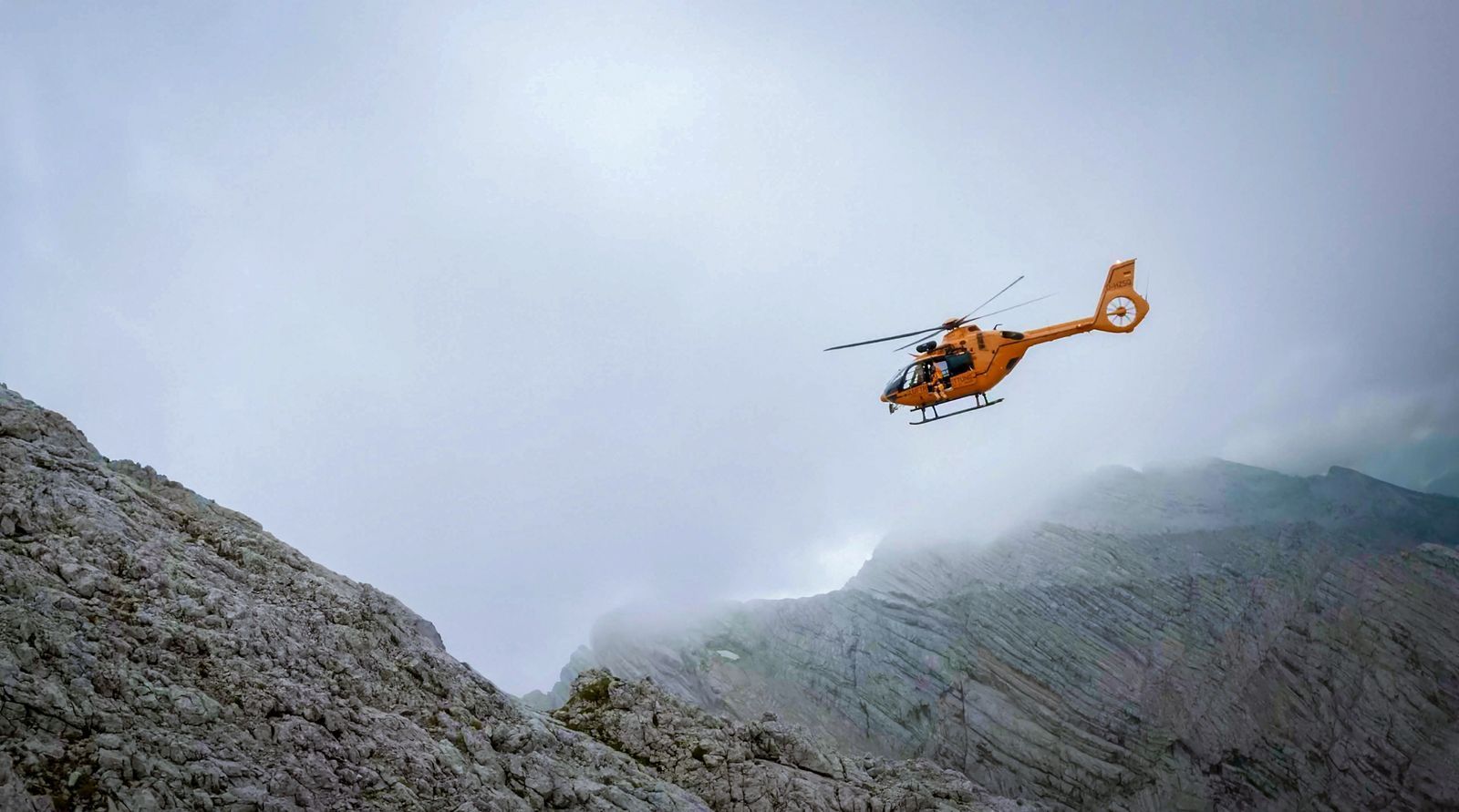 Ein Einsatz der Bergwacht Ramsau am Watzmann. Wenn der georderte Hubschrauber Nebelwände nicht mehr durchfliegen kann, wird es dramatisch. (Bild:  BR / Timeline Production)