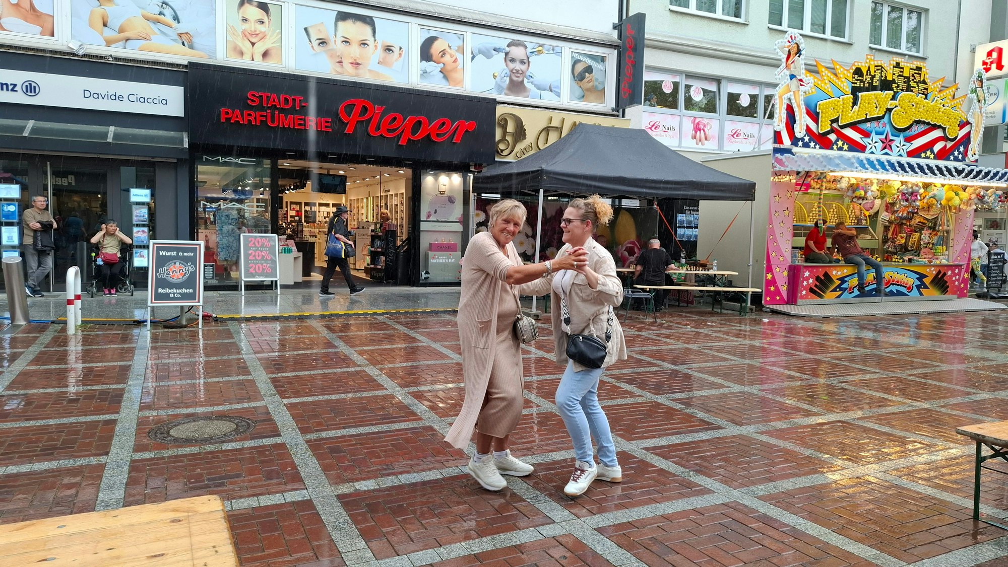 Zwei Frauen tanzen im Regen