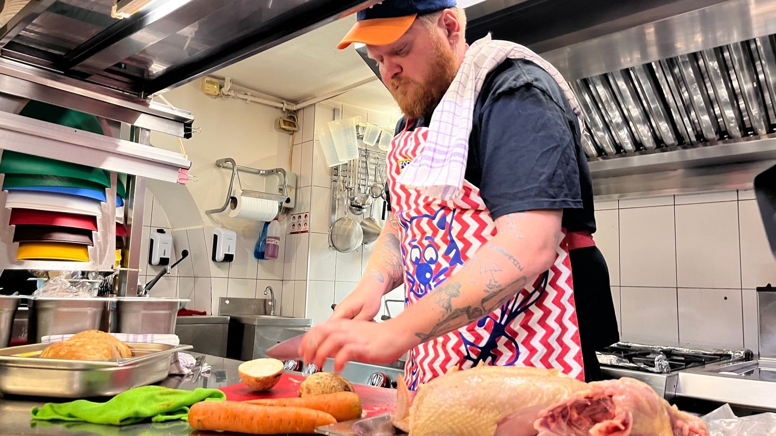 Dass das Huhn eigentlich Kaninchen war, erfährt Mraz erst im Nachhinein. (Bild: RTL / Endemol Shine / Florian Schuchmann)
