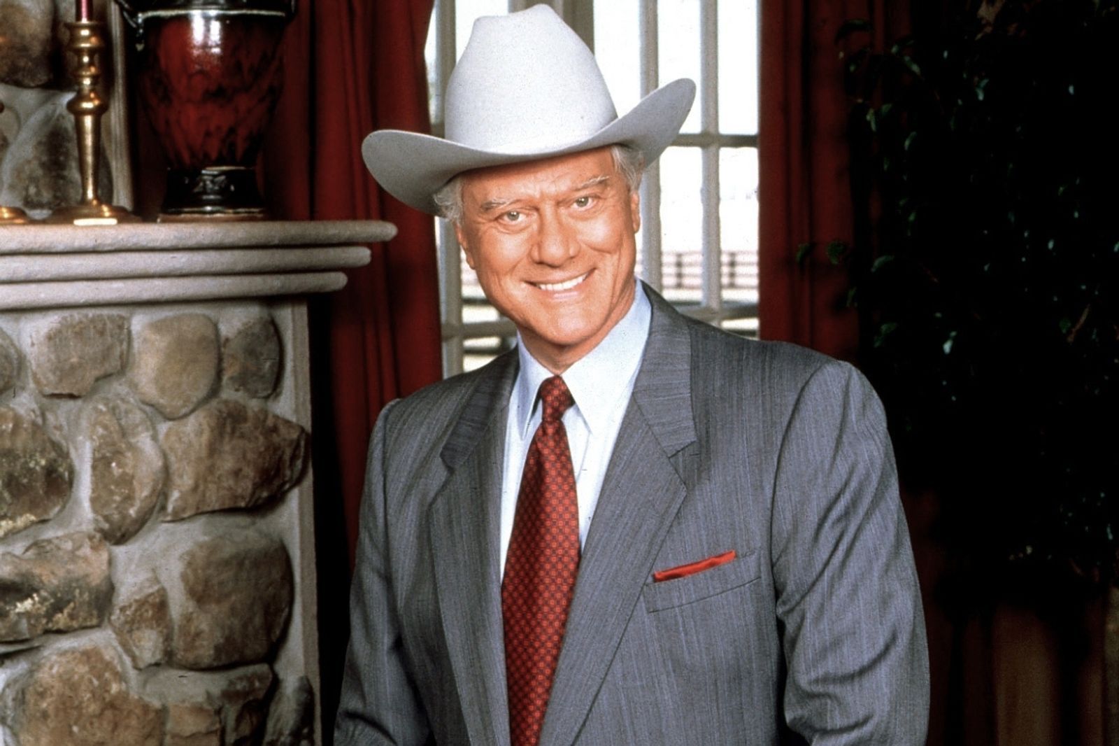 Im Finale von „Dallas“ wähnte sich J.R. von allen verlassen und am Ende seiner Existenz. Verzweifelt nimmt es sich das Leben - oder doch nicht?  (Bild: teleschau / Archiv)