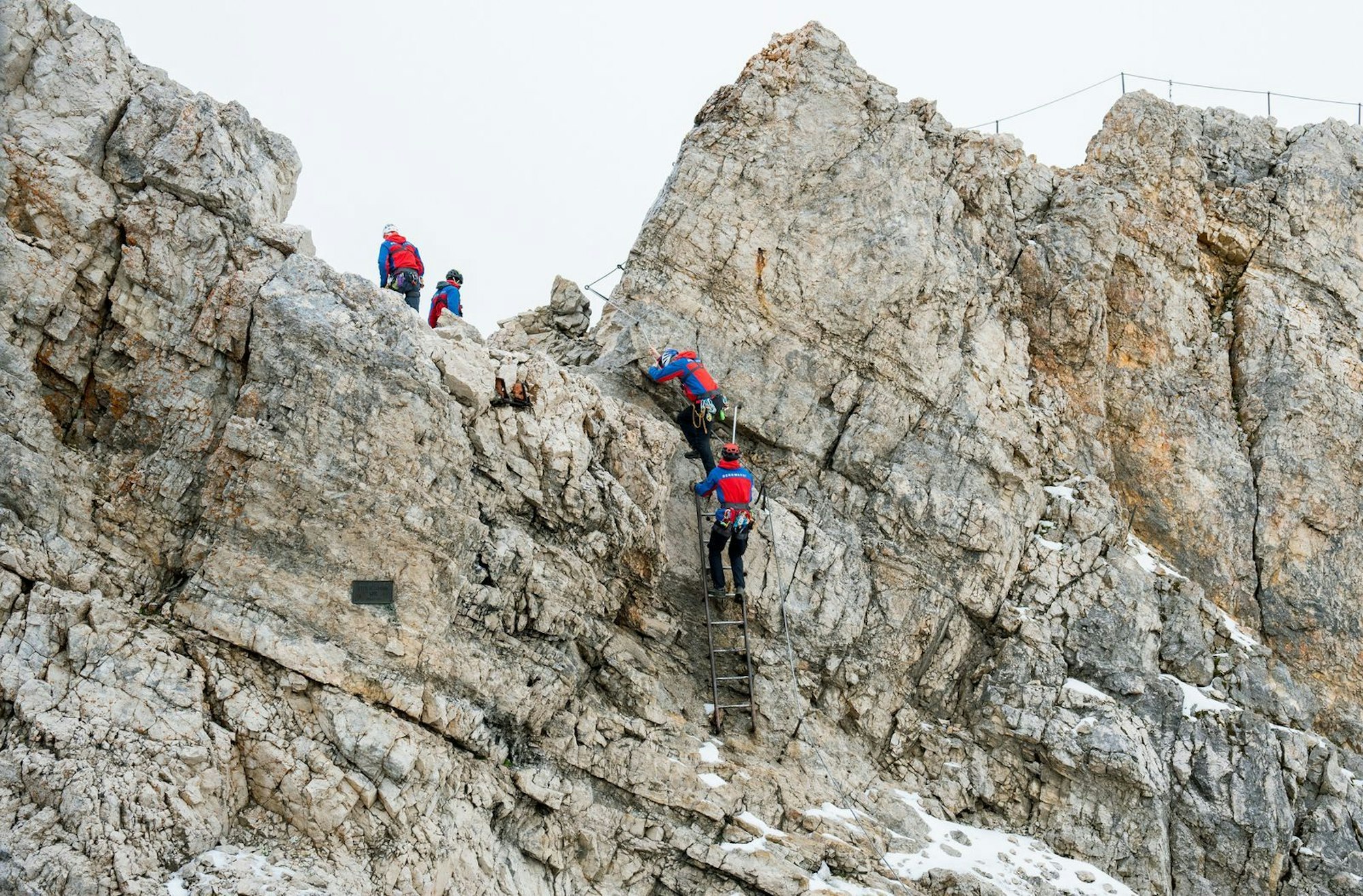 Oft sind die Einsätze lebensgefährlich: Bergretter der Bergwacht Grainau bei einem Einsatz am Jubiläumsgrat der Zugspitze. (Bild: BR / Timeline Production)