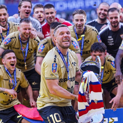 02.05.2026 WARSZAWA, PGE NARODOWY PILKA NOZNA FOOTBALL , STS PUCHAR POLSKI SEZON 2025/2026 - FINAL STS PUCHARU POLSKI FINAL STS PUCHARU POLSKI MECZ GORNIK ZABRZE - RAKOW CZESTOCHOWA NZ LUKAS PODOLSKI GORNIK ZABRZE ZDOBYWA STS PUCHAR POLSKI RADOSC DEKORACJA DRUZYNA FOTO LUKASZ GROCHALA/CYFRASPORT /NEWSPIX.PL --- newspix.pl PUBLICATIONxNOTxINxPOL