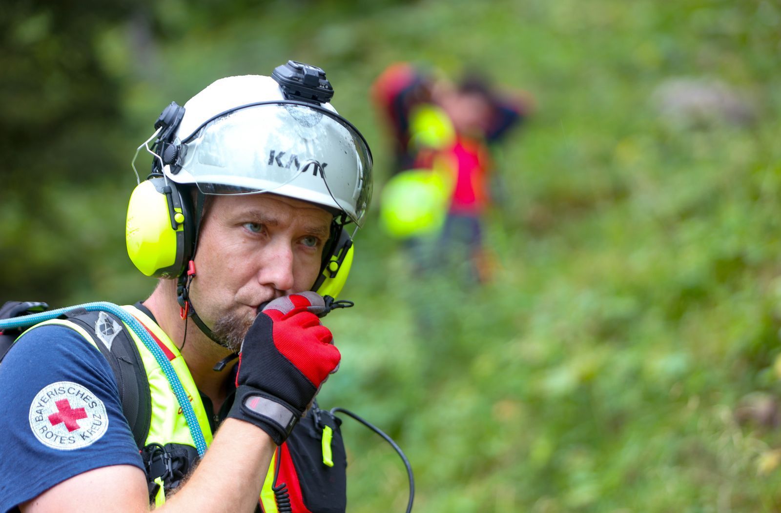 Einsatz der Bergwacht Ramsau: Im Team müssen die Aktionen der Bergretter gut vorbereitet sein. (Bild:  BR / Timeline Production)