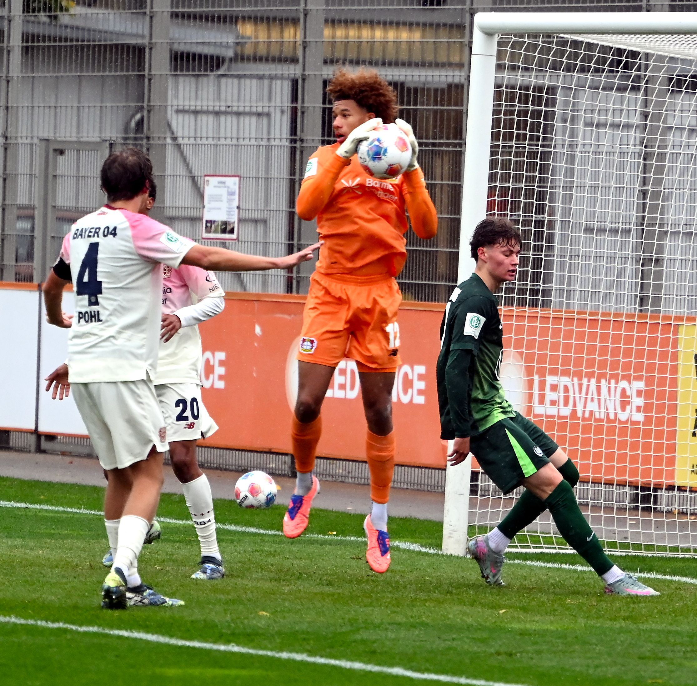 04.10.2025, Fussball Vereinspokal -Bayer 04 U19-Wolfsburg

TW: Simeon Rapsch (Bayer)

Foto: Uli Herhaus