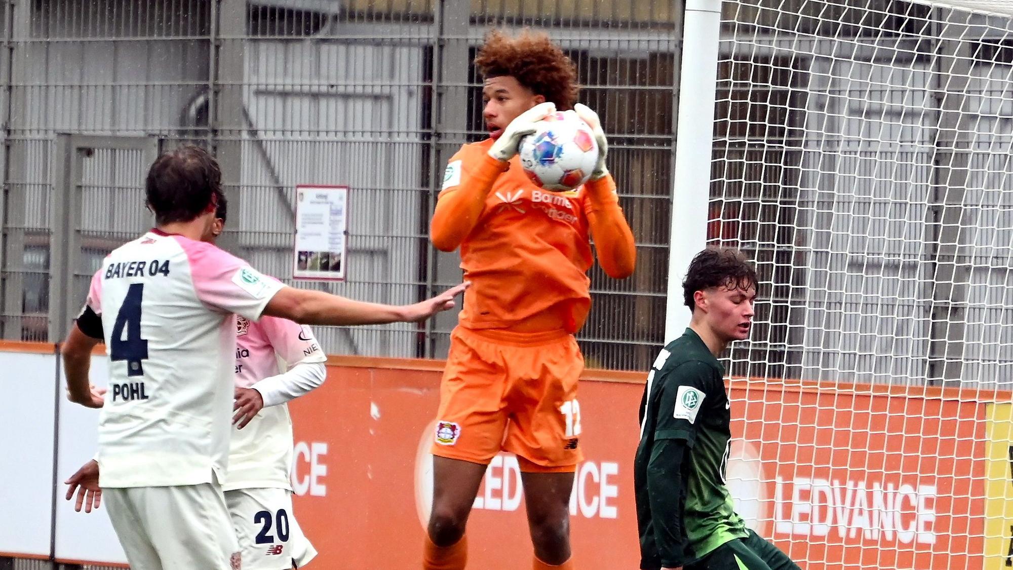04.10.2025, Fussball Vereinspokal -Bayer 04 U19-Wolfsburg
TW: Simeon Rapsch (Bayer)
Foto: Uli Herhaus