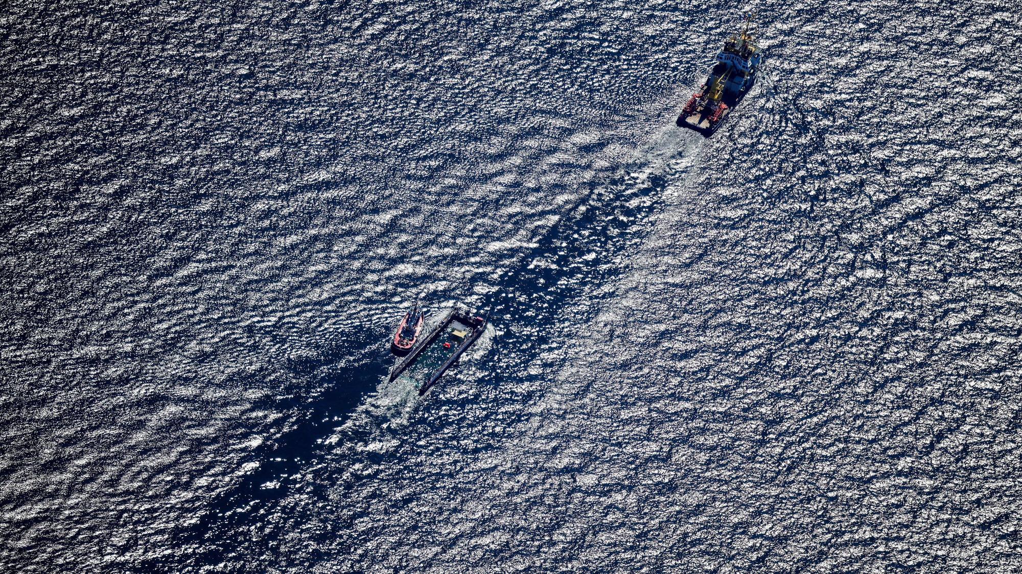 Der Buckelwal wird in seiner Barge vom Schlepper Fortuna B entlang der dänischen Küste in Höhe unterhalb von Skagen, im sogenannten Skagerrak, durch die Ostsee gezogen (Luftaufnahme aus einem Flugzeug).