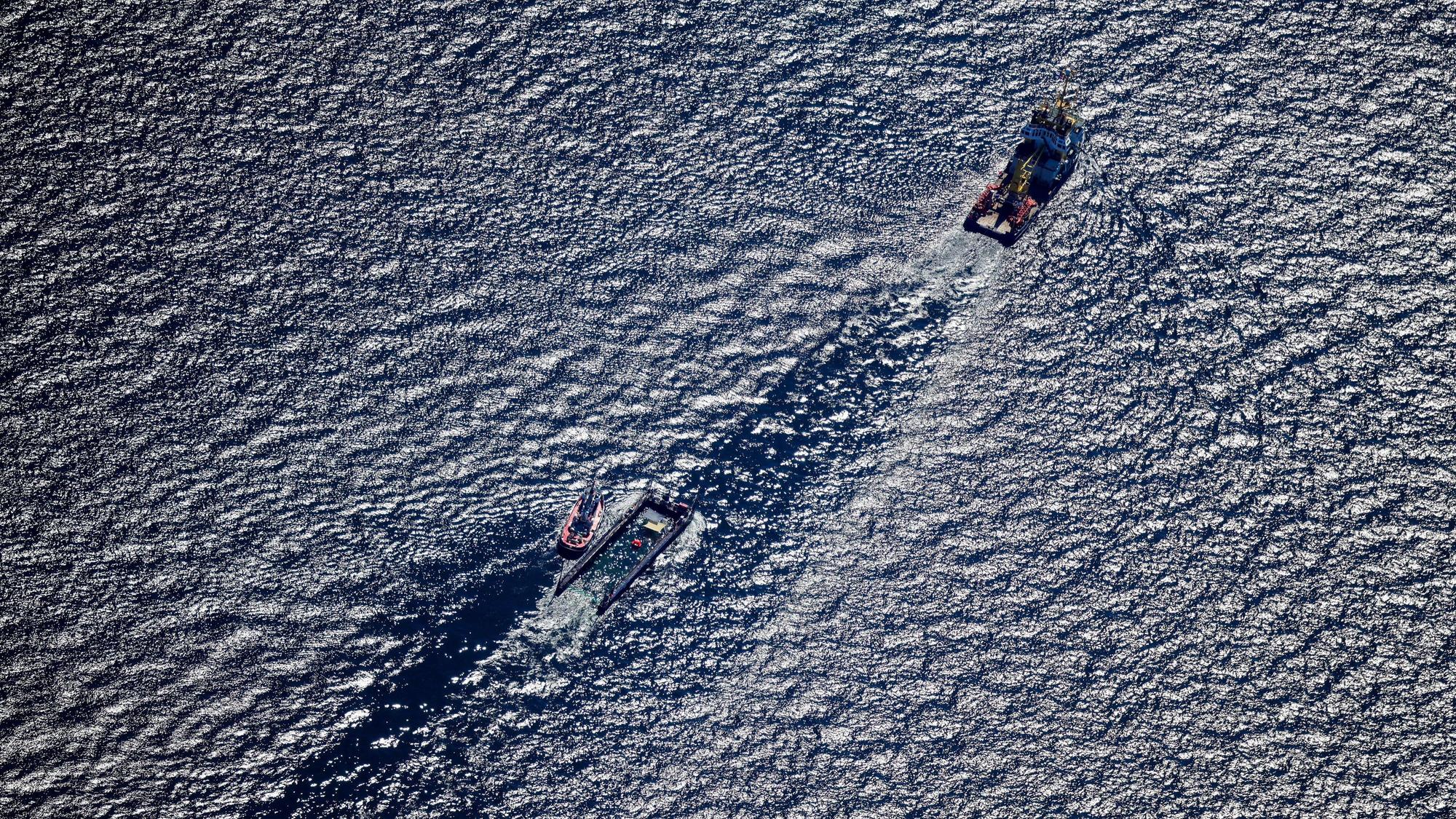 Der Buckelwal wurde in seiner Barge entlang der dänischen Küste durch die Ostsee gezogen.