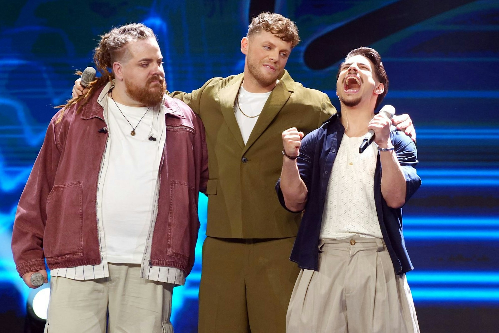 Fünfter und letzter Finalist wird Paco (rechts)! Er jubelt, aber für Lex (links) und Maric ist der Superstar-Traum damit ausgeträumt. Nächsten Samstag wird der Superstar gekrönt. (Bild: RTL/Stefan Gregorowius)