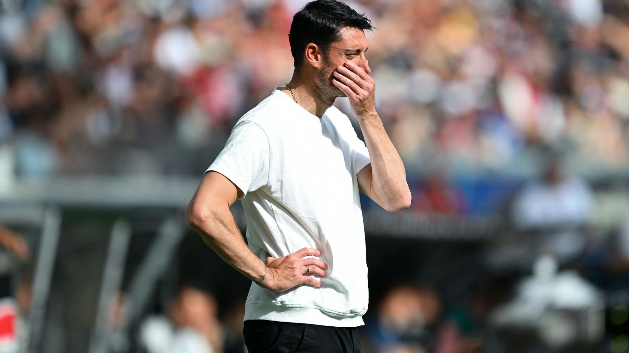 Trainer Albert Riera von Eintracht Frankfurt steht nachdenklich am Spielfeldrand.