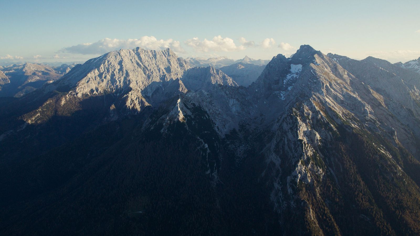 Ein Blick auf den Gebirgsstock von Watzmann und Hochkalter. Schon beim Anblick kann es einem schwindelig werden. (Bild:   BR / Timeline Production)