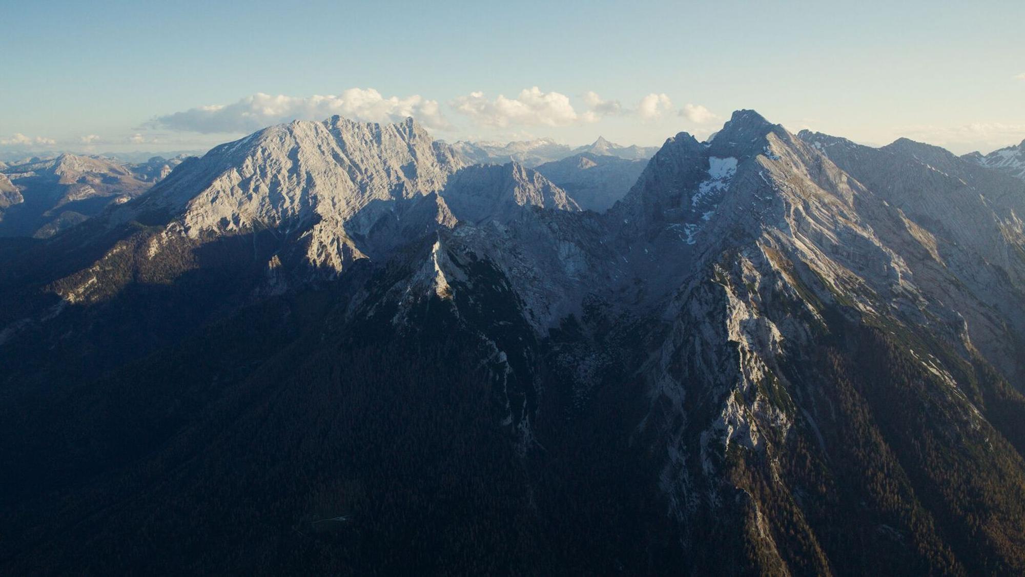 Ein Blick auf den Gebirgsstock von Watzmann und Hochkalter. Schon beim Anblick kann es einem schwindelig werden. (Bild: BR / Timeline Production)