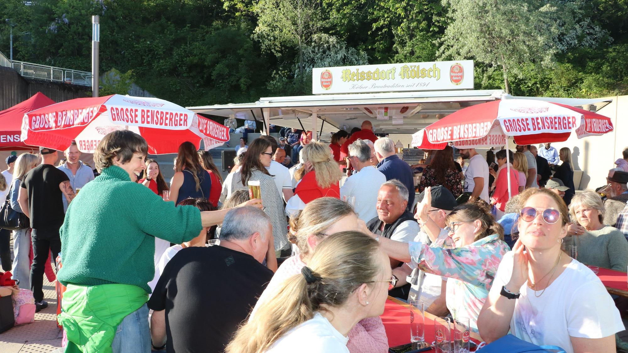 Menschen an Biertischen in der Sonne