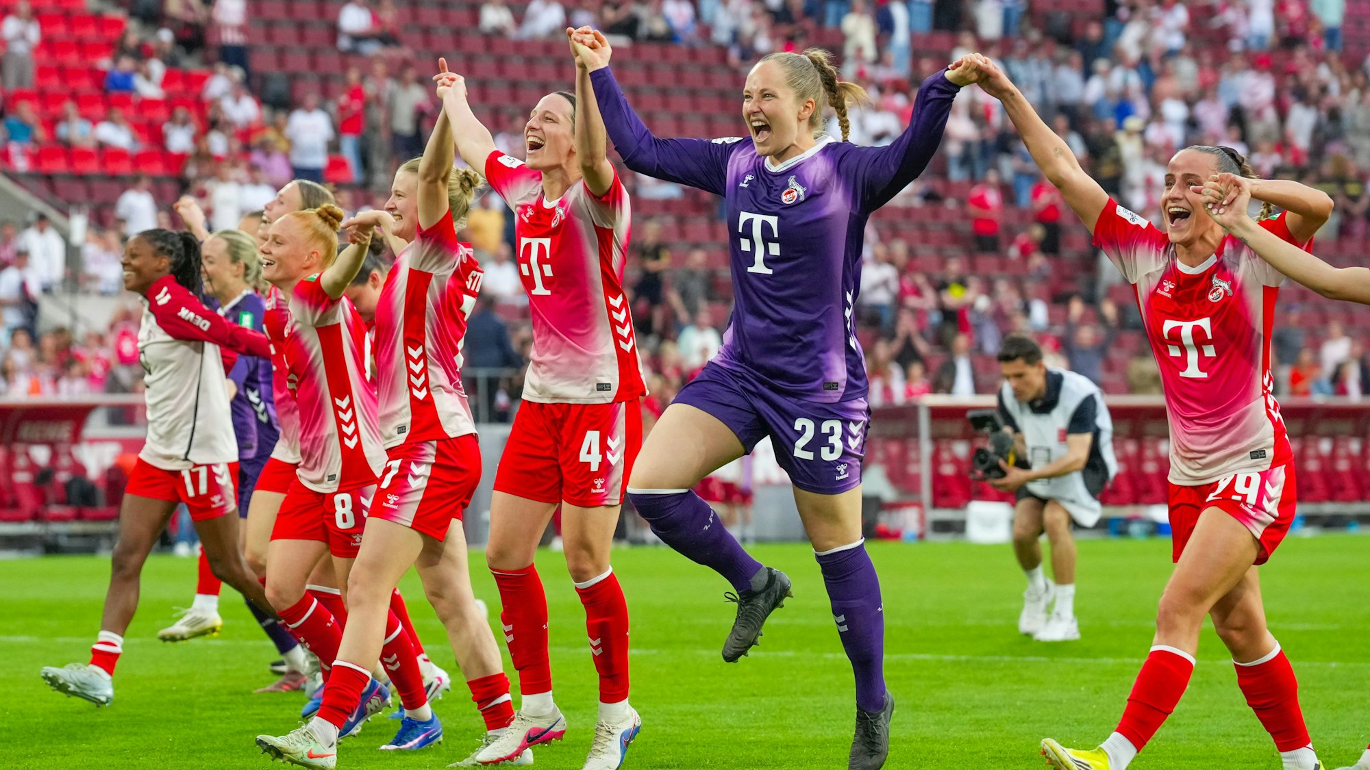 02.05.2026, xydrx, Frauen, Fußball, 1.Frauen-Bundesliga, 1.FC Köln - SV Werder Bremen, Saison 2025 2026, RheinEnergieSTADION: Laura Vogt FC Köln, 8 Anna-Lena Stolze FC Köln, 7 Anna-Lena Stolze FC Köln, 7 Sara Agrez FC Köln, 4 Aurora Mikalsen FC Köln, 23 Vanessa Leimenstoll FC Köln, 29bejubeln den Sieg DFB regulations prohibit any use of photographs as image sequences and or quasi-video. *** 02 05 2026, xydrx, Women, Football, 1 Women Bundesliga, 1 FC Köln SV Werder Bremen, Season 2025 2026, RheinEnergieSTADION Laura Vogt FC Köln, 8 Anna Lena Stolze FC Köln, 7 Anna Lena Stolze FC Köln, 7 Sara Agrez FC Köln, 4 Aurora Mikalsen FC Köln, 23 Vanessa Leimenstoll FC Köln, 29 celebrate the victory DFB regulations prohibit any use of photographs as image sequences and or quasi video Copyright: HMBxMedia/YannisxDreimann