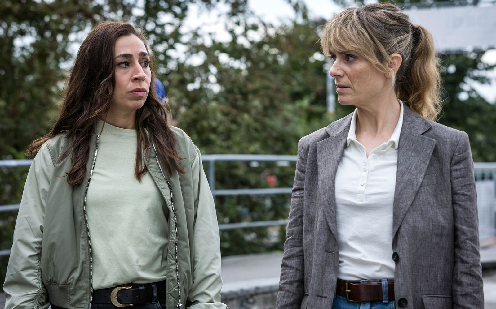 Nach einem Leichenfund in der Limmat waren die Kommissarinnen Tessa Ott (Carol Schuler, links) und Isabelle Grandjean (Anna Pieri Zuercher) schockiert von der Brutalität der Täter.  (Bild: SRF/Sava Hlavacek)