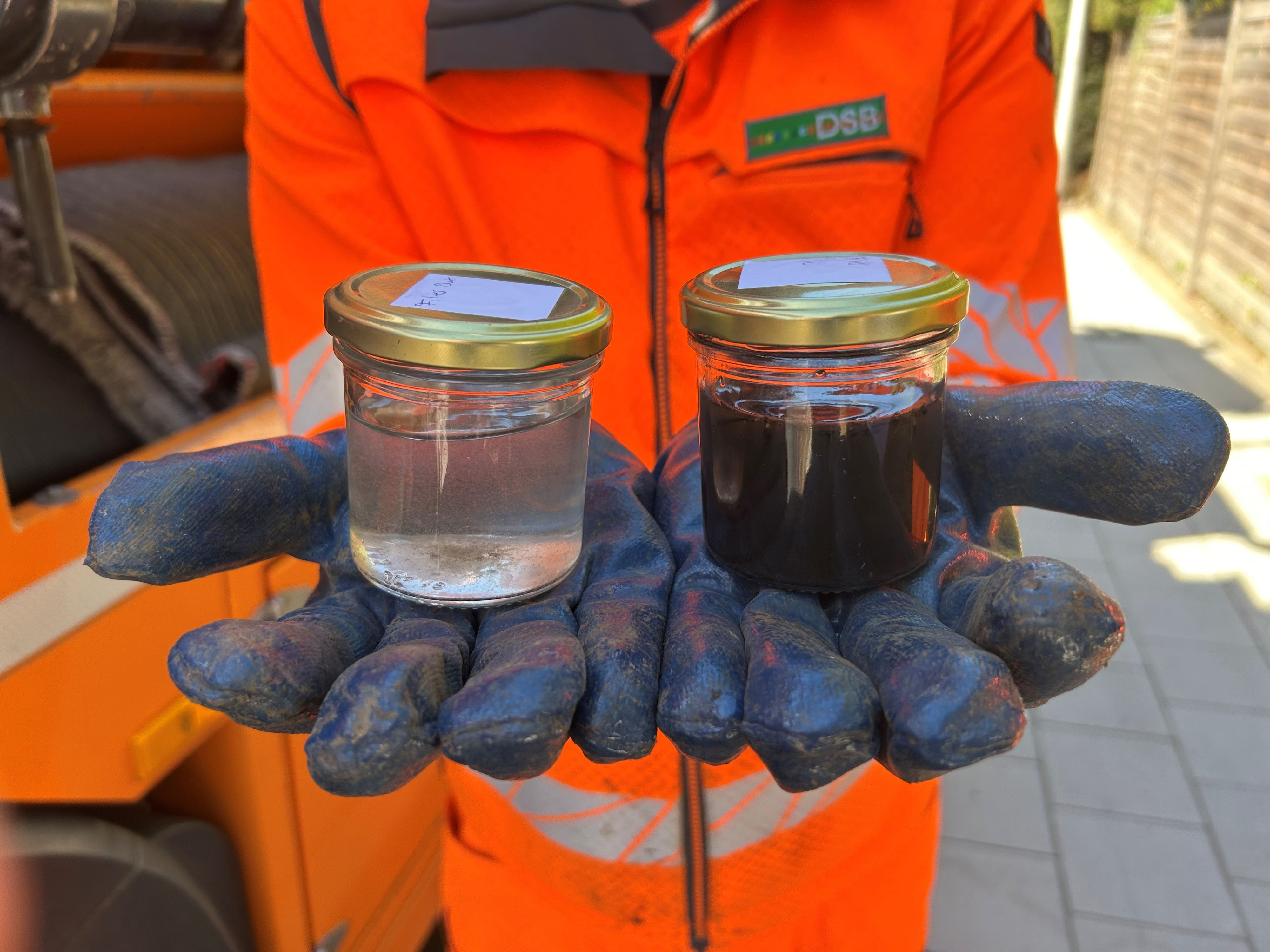 Zwei Gläser mit Flüssigkeiten: die eine fast klar und transparent, die andere dunkel, fast schwarz.