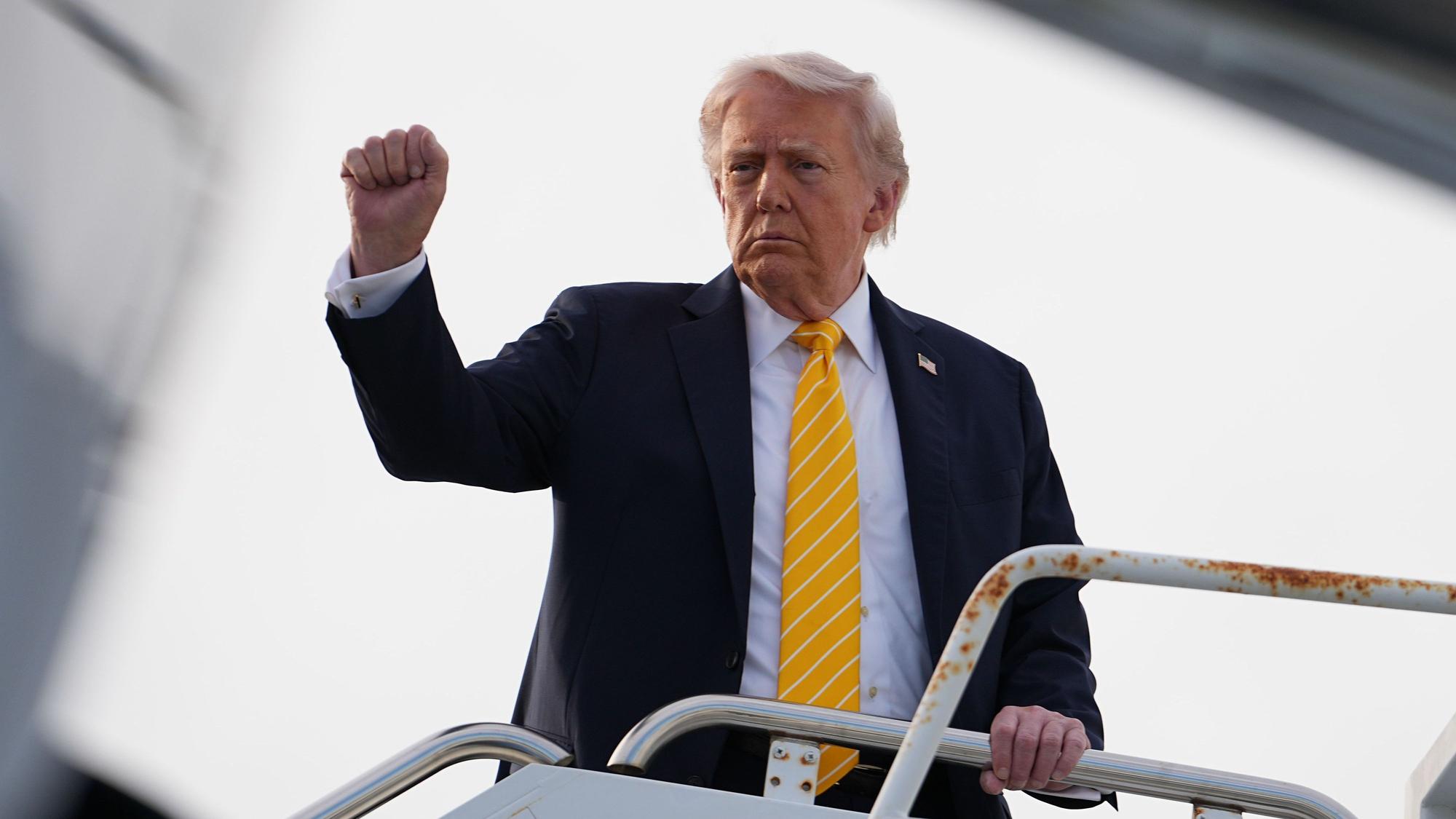 US-Präsident Donald Trump besteigt die Air Force One.