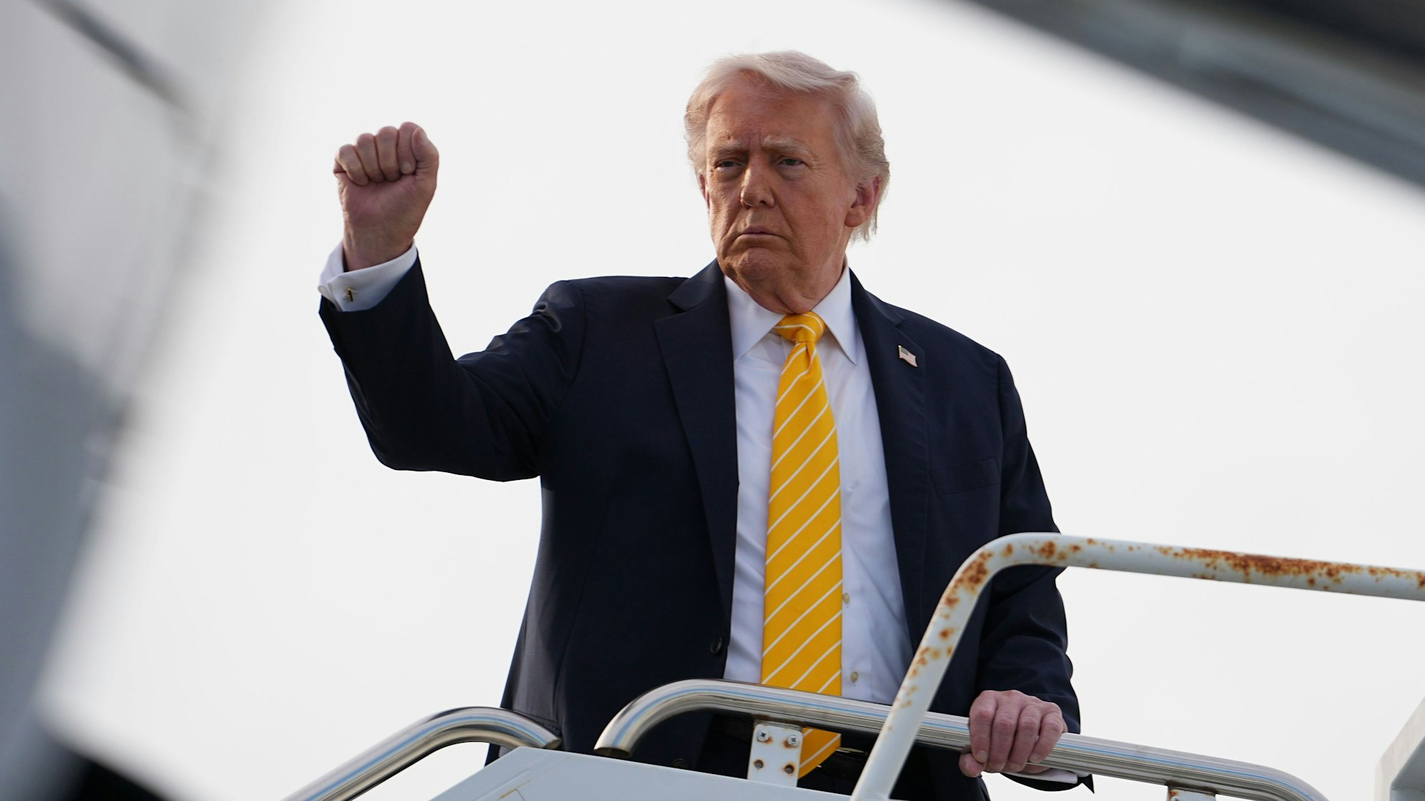 US-Präsident Donald Trump besteigt die Air Force One.